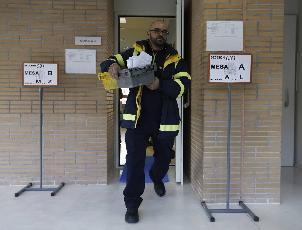 Un operario transporta el voto por correo en el Centro Cultural Volturno de la localidad madrileña de Pozuelo de Alarcón.