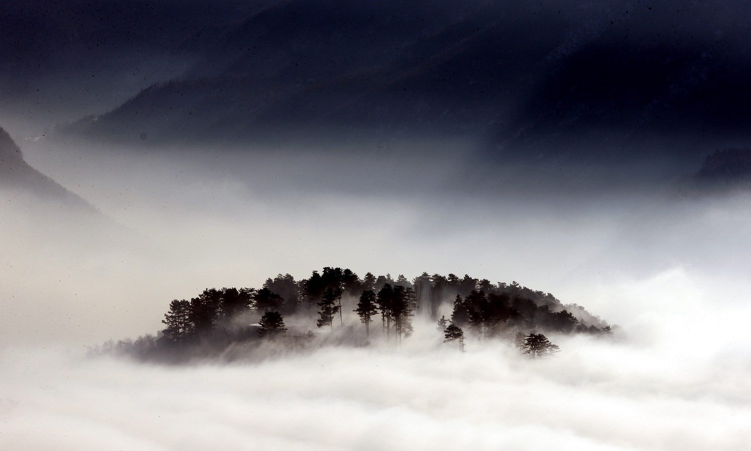 Vista general de una elevación en la ciudad de Sarajevo (Bosnia-Herzegovina), cubierta con una manta de niebla.