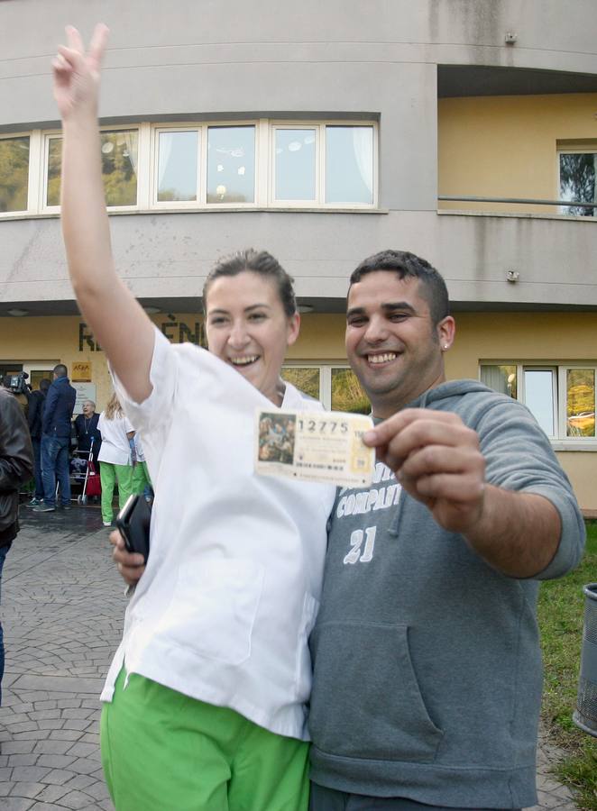 El éxtasis de alegría de los ganadores de la Lotería de Navidad