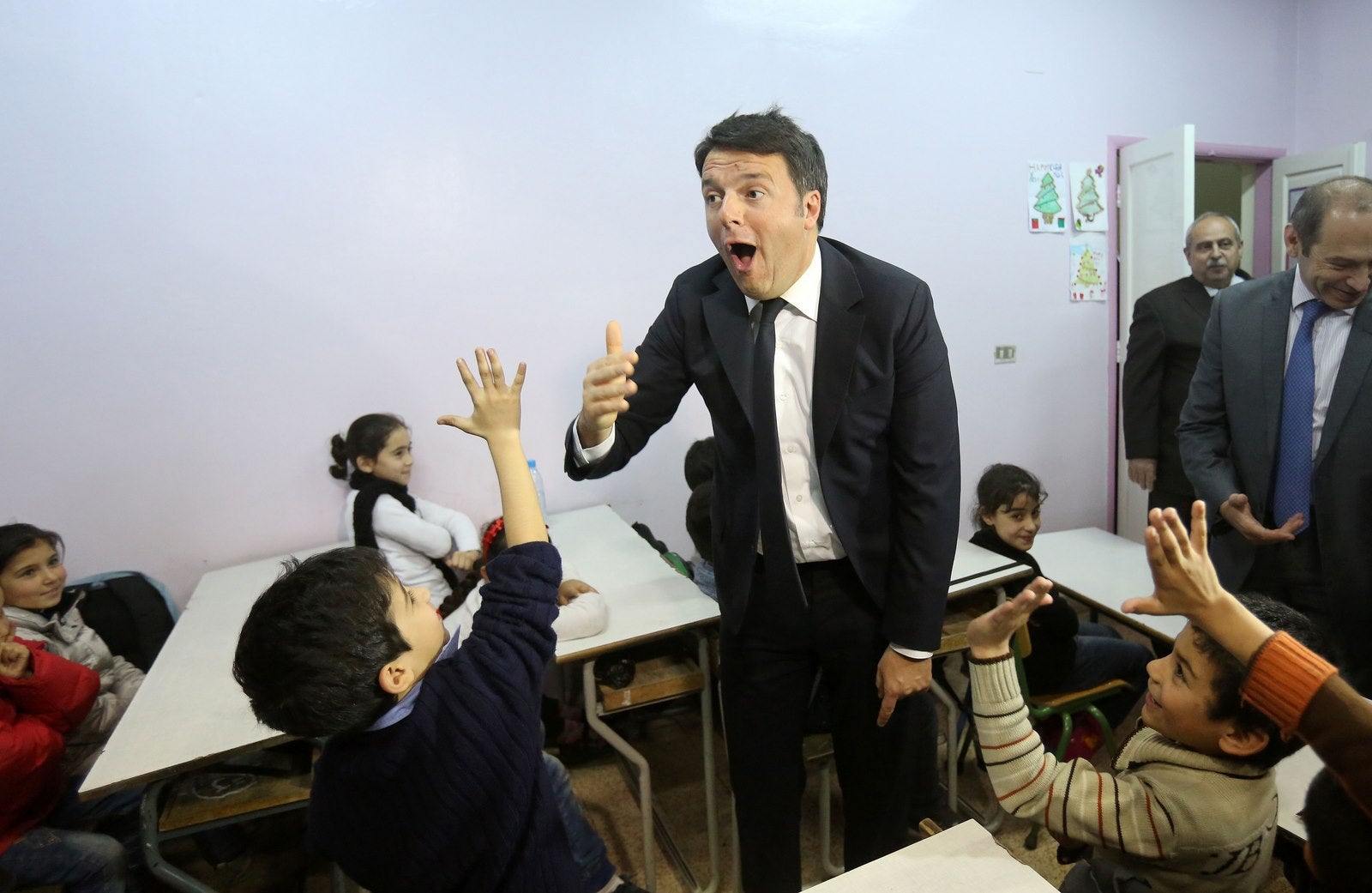 El primer ministro italiano, Matteo Renzi en una escuela para refugiados sirios que huyeron de su país devastado por la guerra.