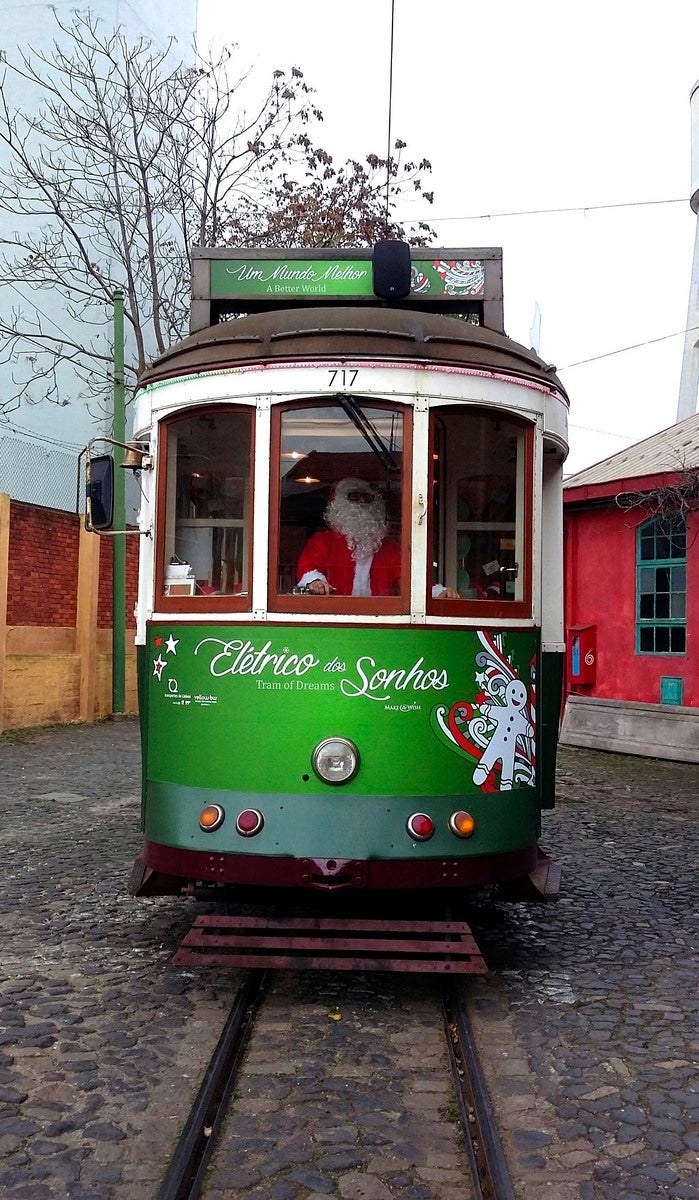 Por las empinadas cuestas de Lisboa circula en Estas Fechas un tranvía conducido por "Papá Noel".
