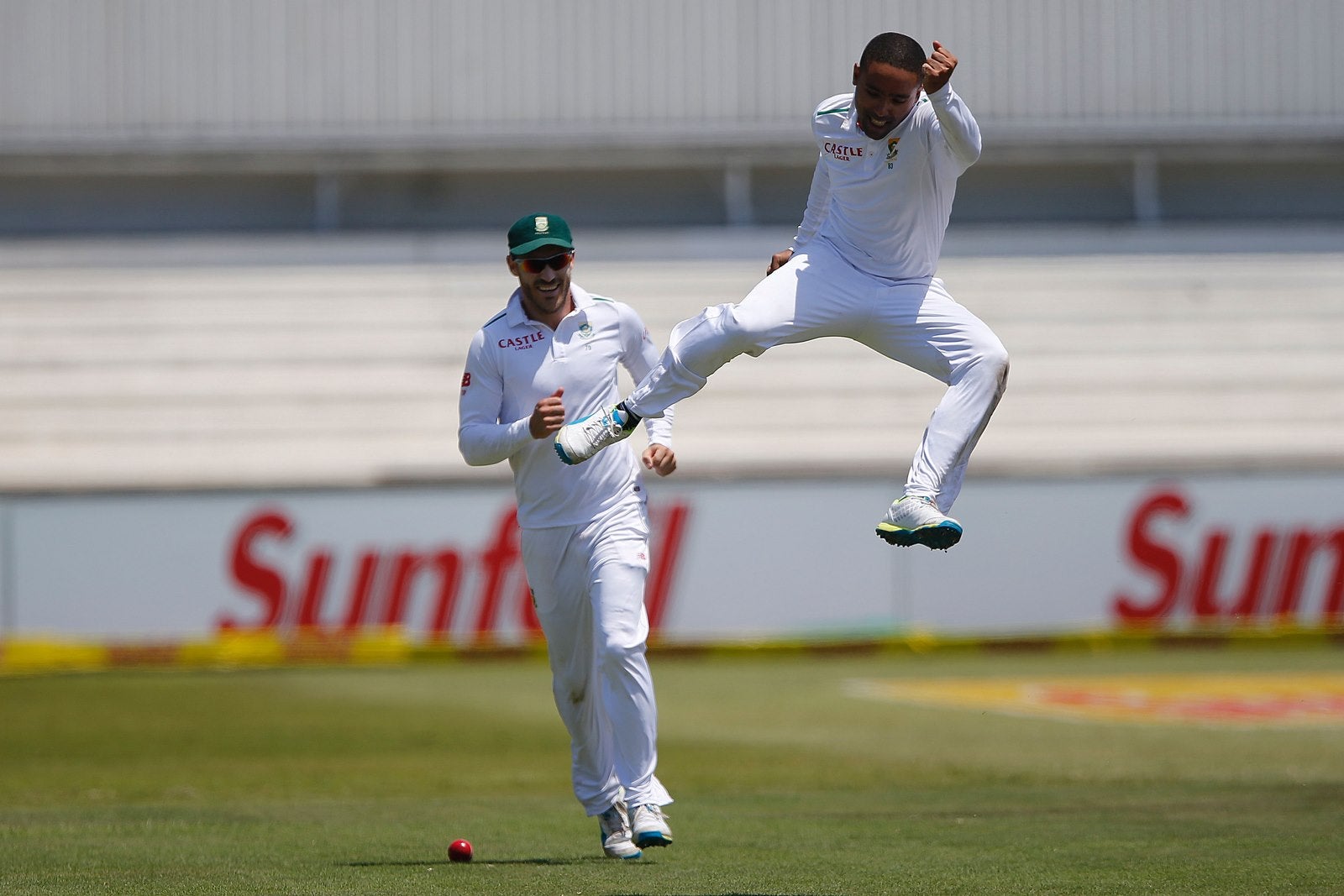 El boleador sudafricano Dane Piedt, durante el tercer día del primer test match entre Sudáfrica e Inglaterra en el estadio Kingsmead en Durban.