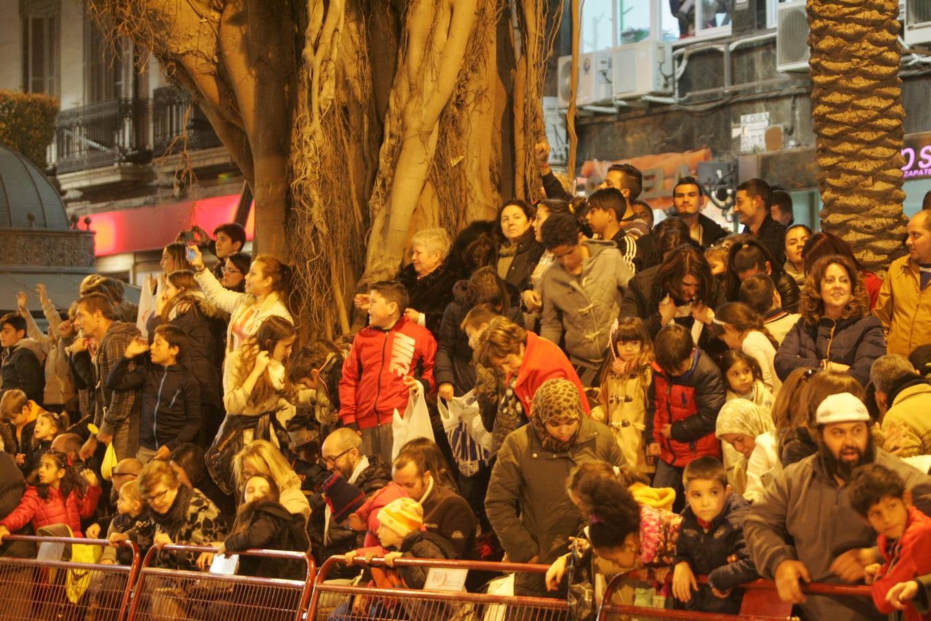 Los Reyes Magos reparten ilusión en Almería
