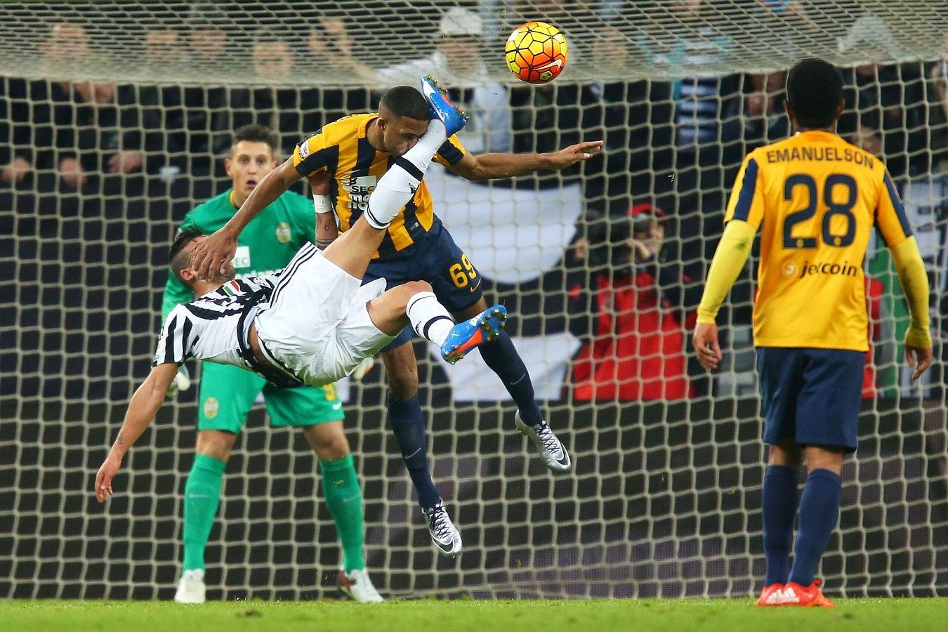 Stefano Sturaro (L) centrocampista del Juventus lucha por el balón con el defensa del Hellas Verona Samuel Souprayen de Francia durante la Serie A italiana de fútbol Juventus Vs Hellas Verona en el "Estadio de la Juventus" de Turín.