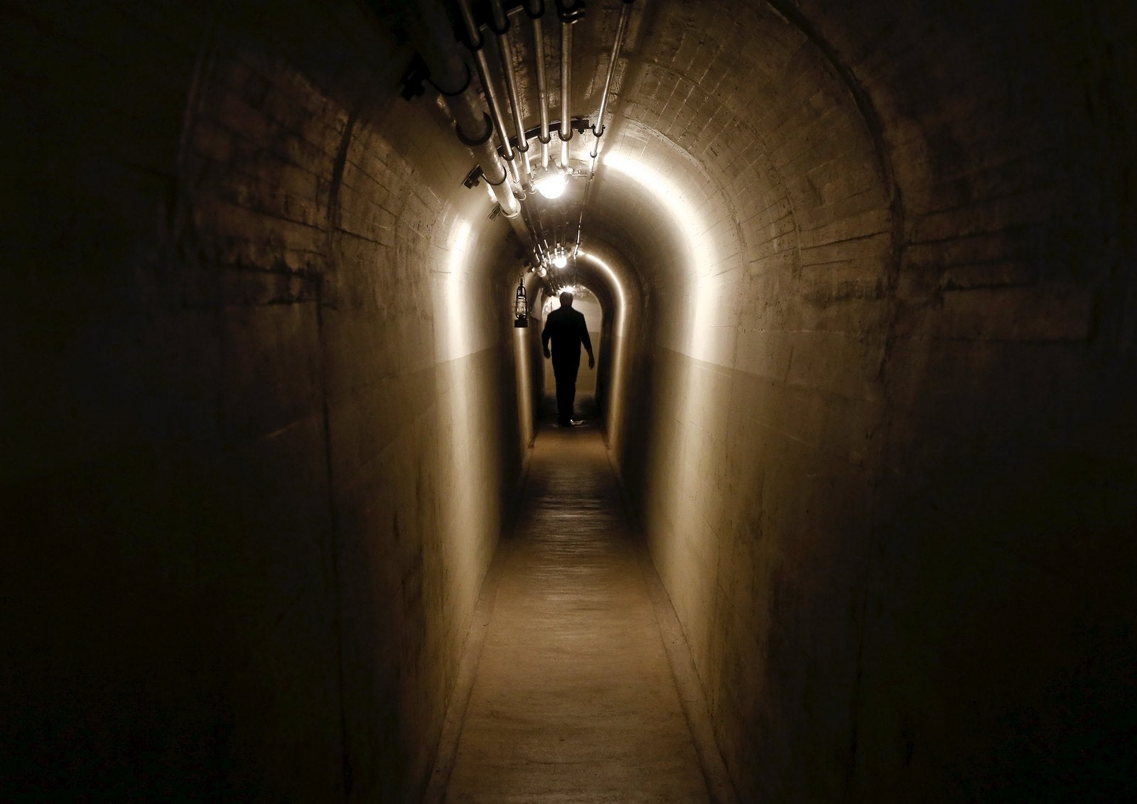 Un túnel conecta los bunkers en una antigua artillería del ejército suizo fuerte en Faulensee, Suiza.