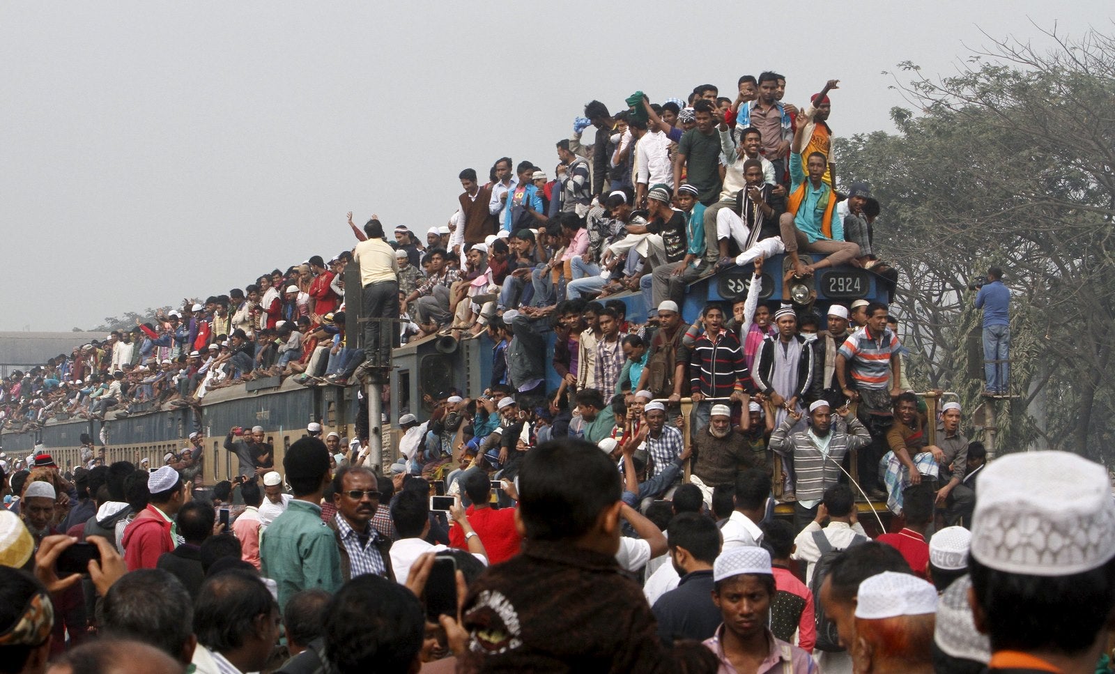 Un tren abarrotado sale de la estación de tren del aeropuerto de Dhaka después de la oración final de "Bishwa Ijtema", la congregación mundial de musulmanes, a orillas del río Turag en Tongi cerca de la capital de Bangladesh, Dhaka.