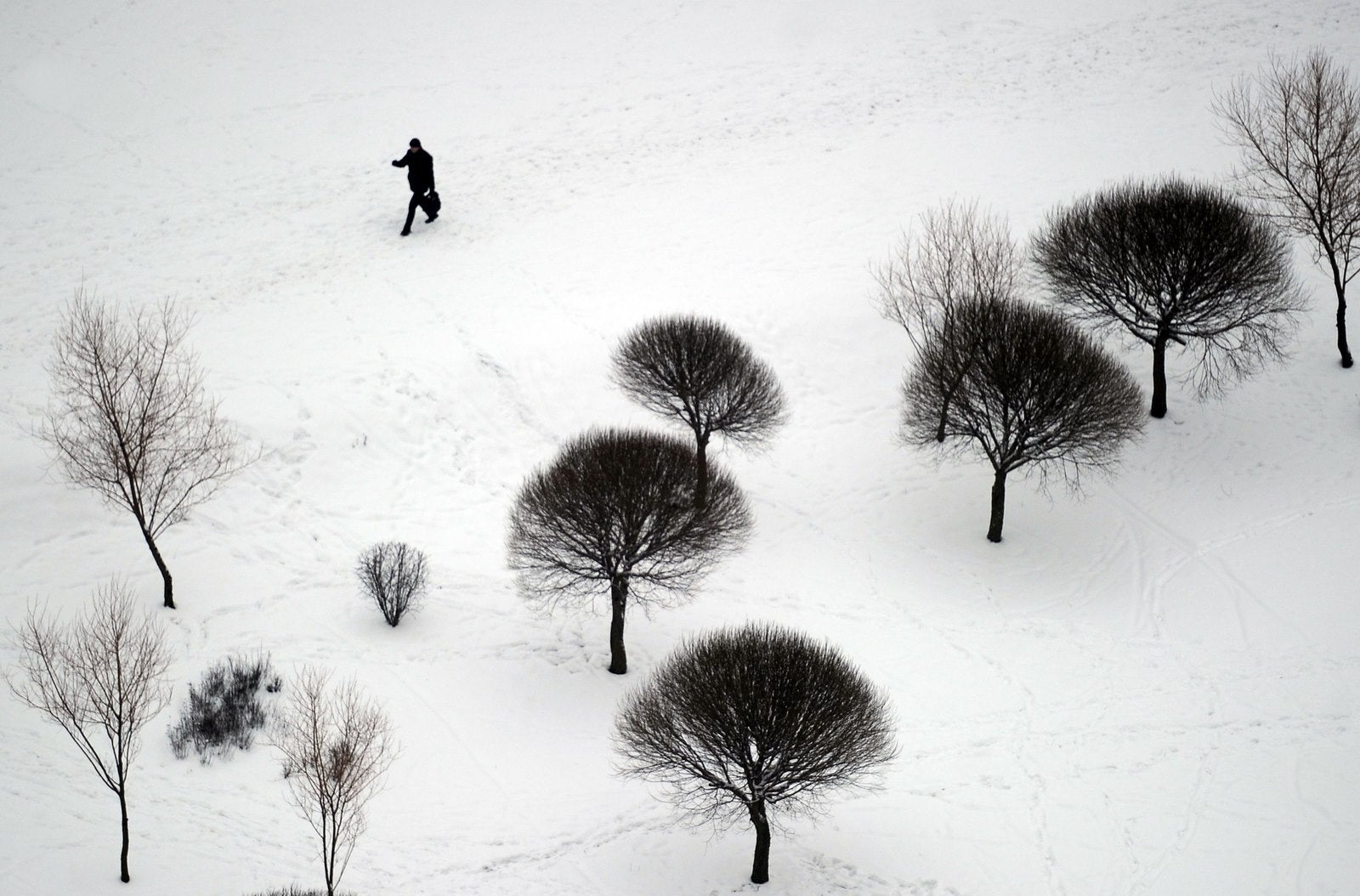 Un hombre cruza un parque cubierto de nieve en Minsk.