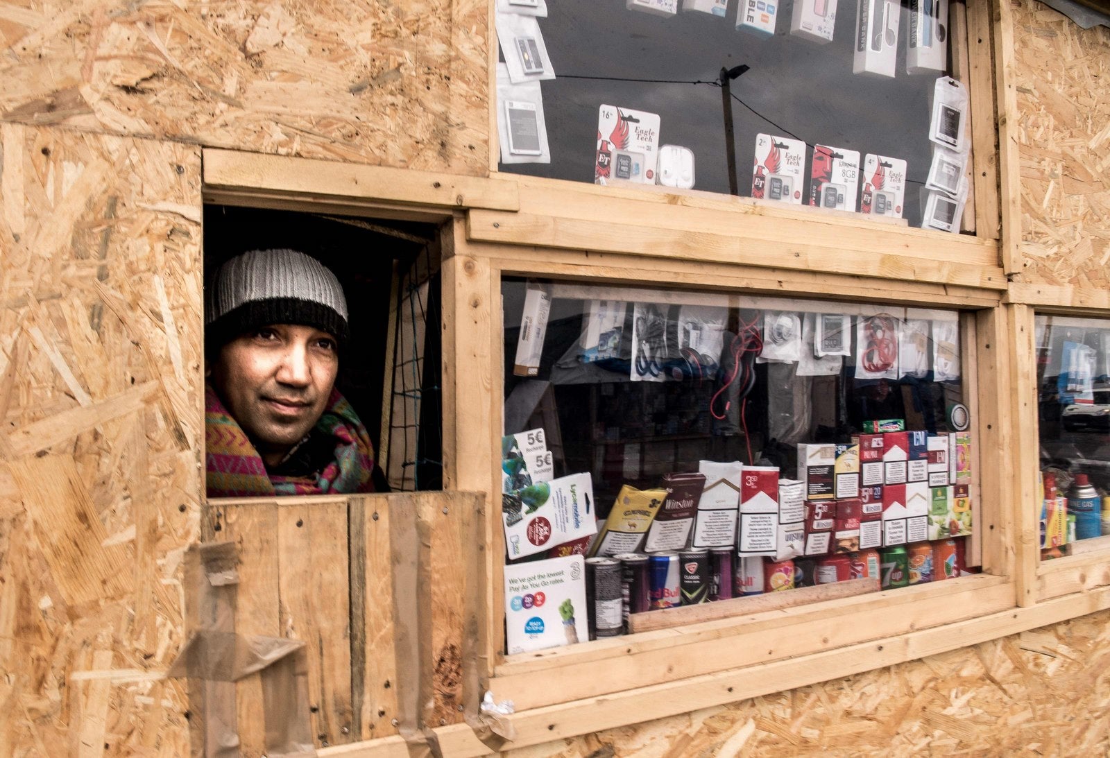 Un inmigrante paquistaní en su tienda en el campamento conocido como "los inmigrantes Jungle' en el norte de la ciudad puerto francés de Calais.