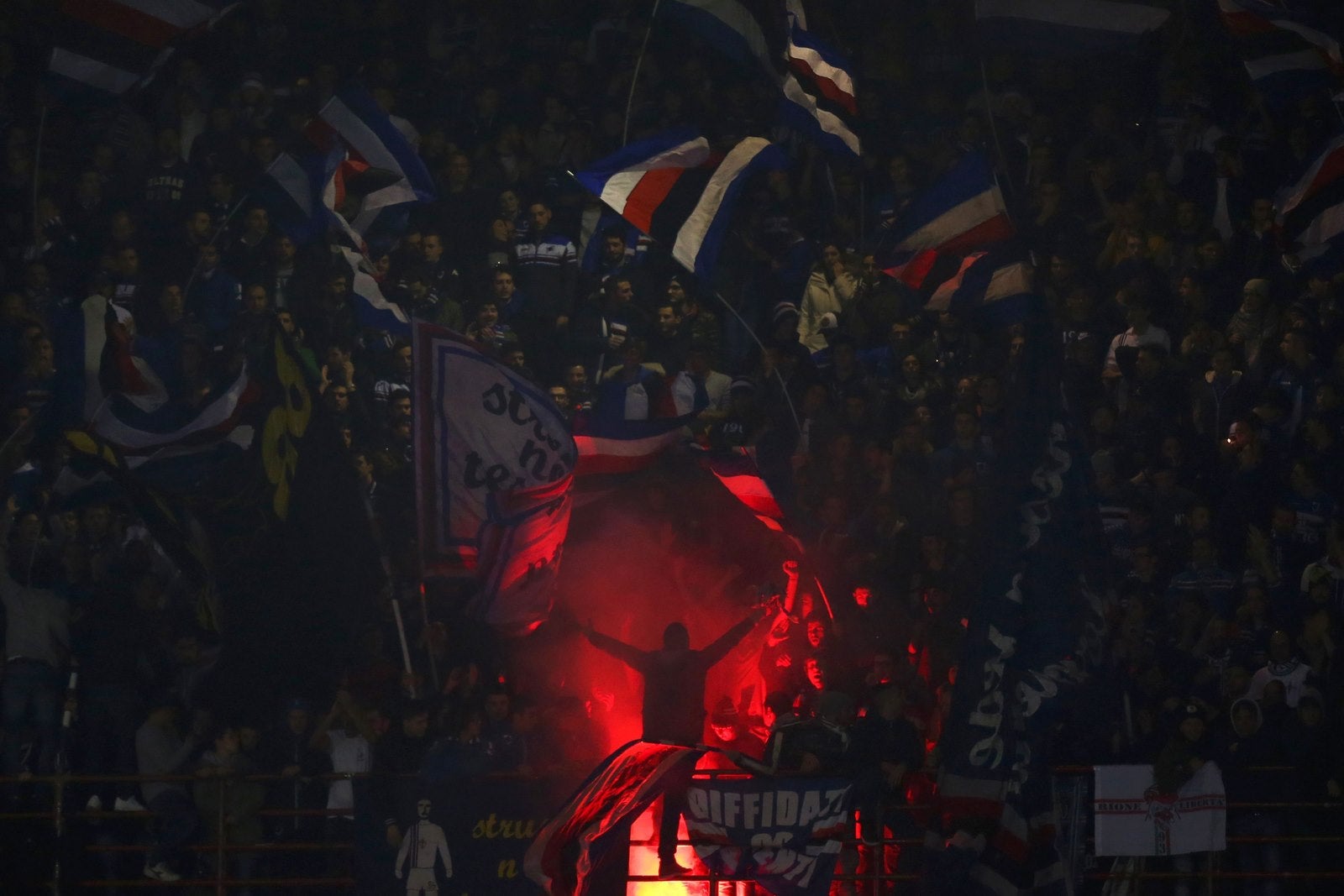 Los partidarios de Sampdoria ondean banderas durante el partido de fútbol entre Sampdoria vs Juventus en el Estadio Luigi Ferraris en Génova.