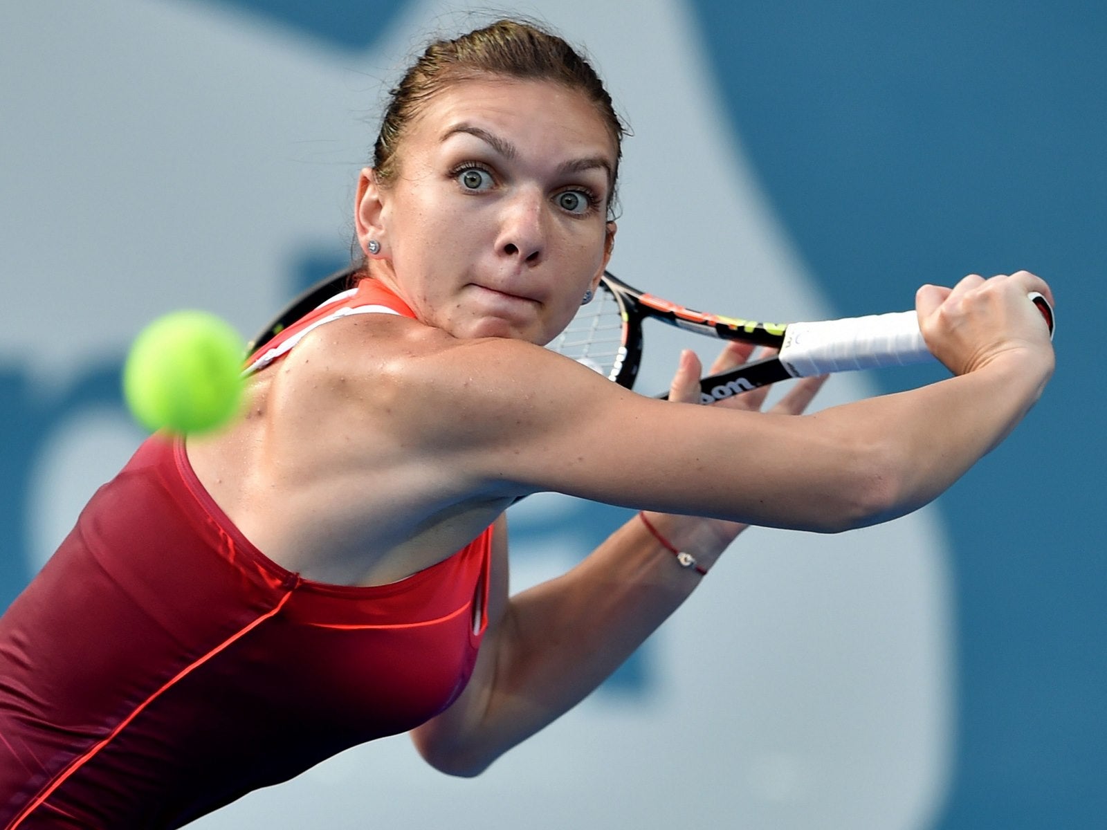 Simona Halep de Rumania realiza un retorno contra Caroline Garcia de Francia durante el torneo de tenis de Sydney International.
