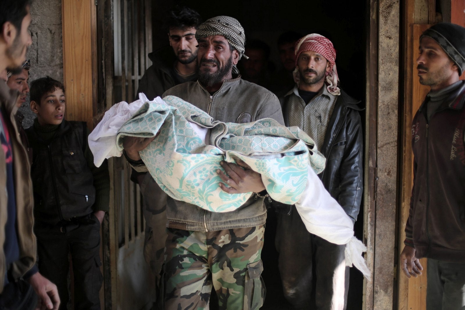 El padre de Maram, una niña siria de diez años de edad, quien habría sido asesinada en ataques aéreos de un jardín de infantes.