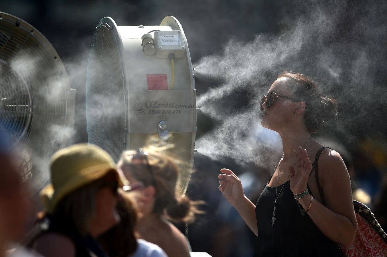 Una mujer se enfría en un ventilador en el primer día del Abierto de Australia de tenis torneo de 2016 en Melbourne.