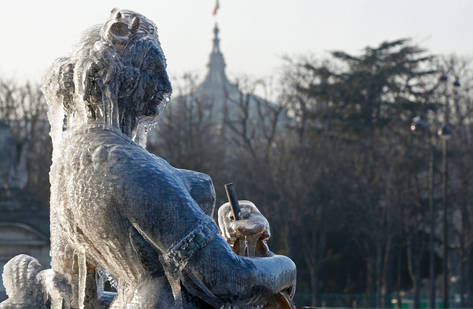 Los carámbanos cuelgan de una estatua en la fuente de la Plaza de la Concordia en un día frío de invierno en París, Francia.