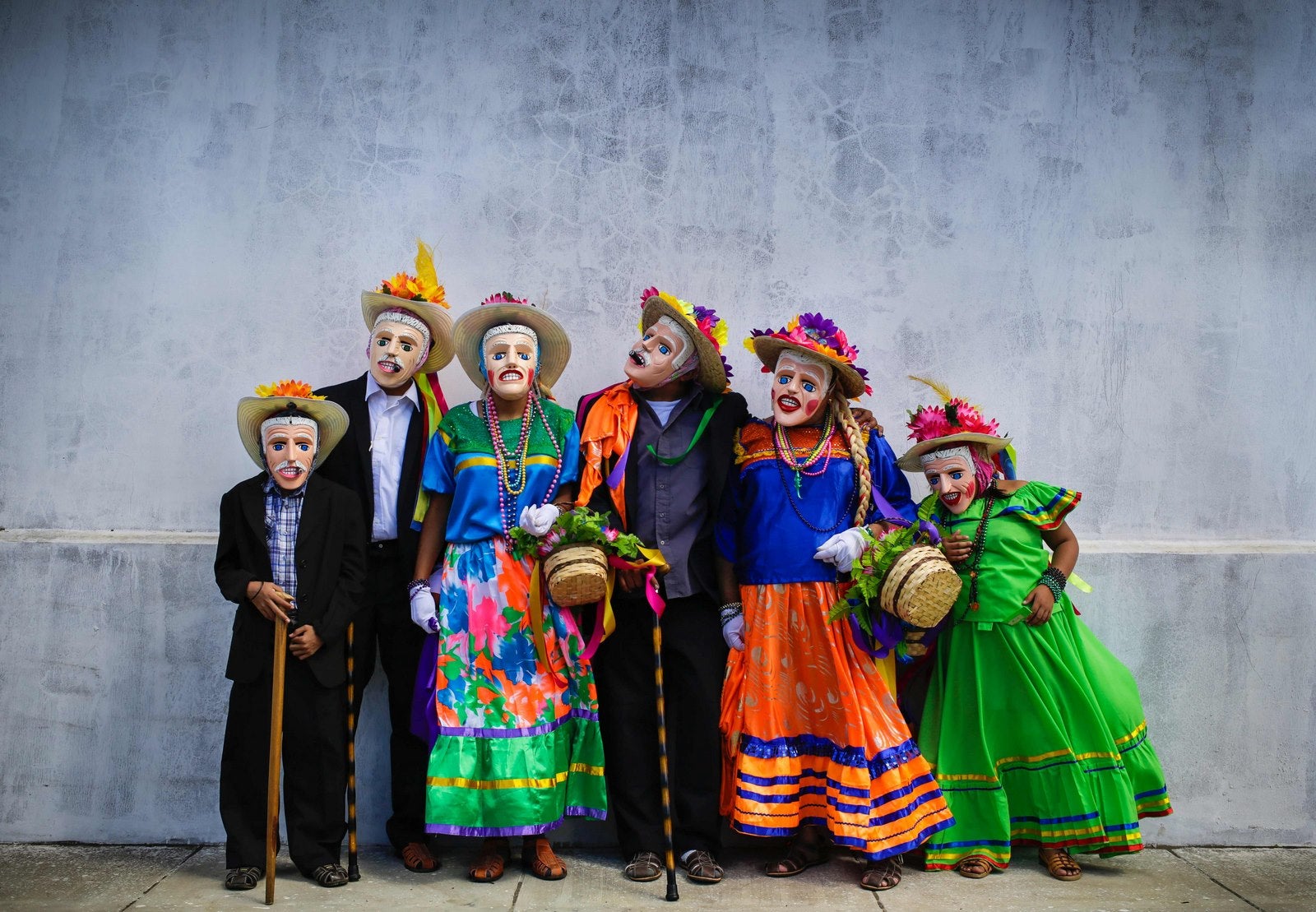 Bailarines plantean realizan "El Macho Ratón", "El Toro Huaco" y "El Güegüense" danzas tradicionales durante la festividad de San Sebastián en Diriamba, provincia de Carazo.