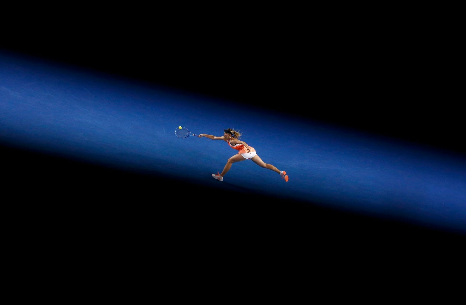 La rusa Maria Sharapova se estira para dar un golpe durante su partido de tercera ronda contra Lauren Davis de los EE.UU. en el torneo de tenis Abierto de Australia en Melbourne Park, Australia.