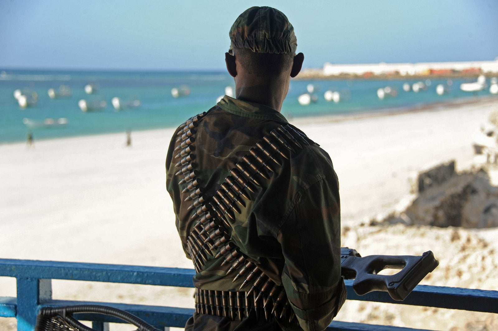 Un soldado de Somalia en la playa Lido desde la terraza del restaurante de mariscos Lido en .