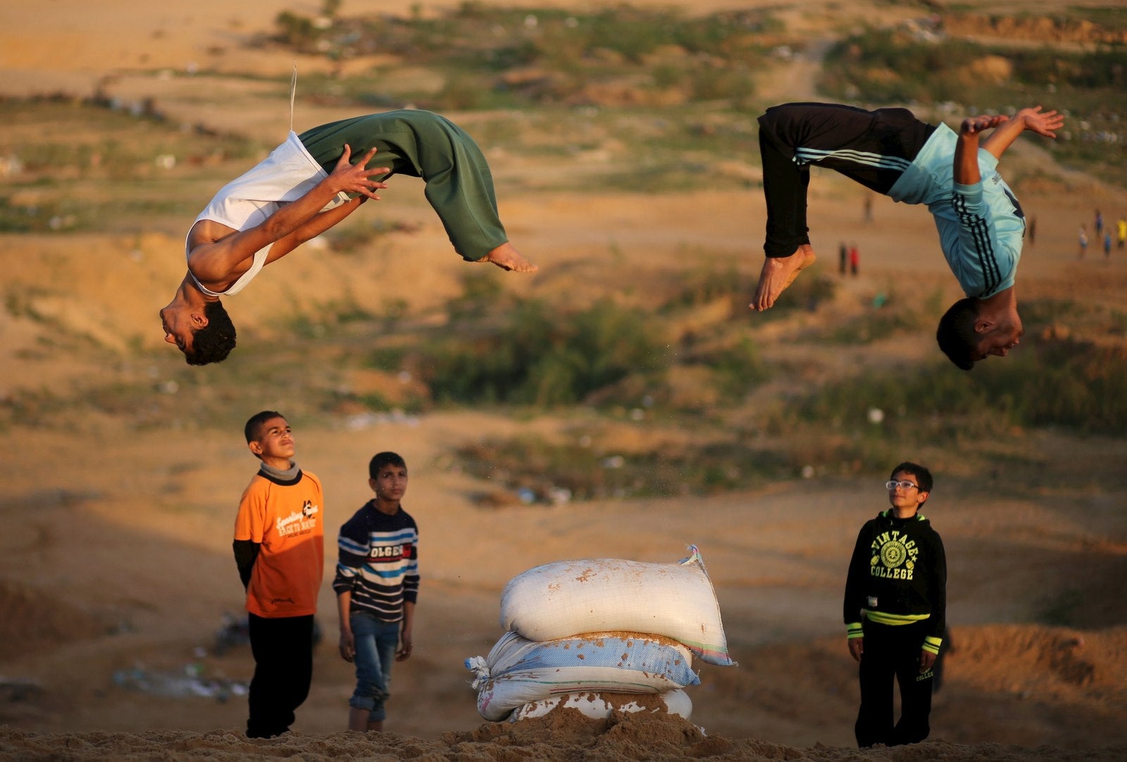 Muchachos palestinos demuestran sus habilidades de parkour en la ciudad de Gaza.