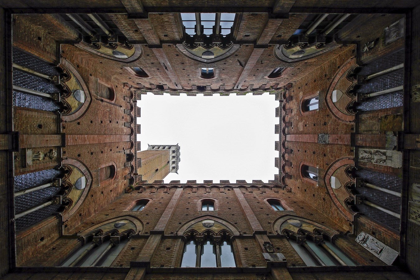 Vista de el  ayuntamiento de Siena desde el patio con la torre de Mangia.