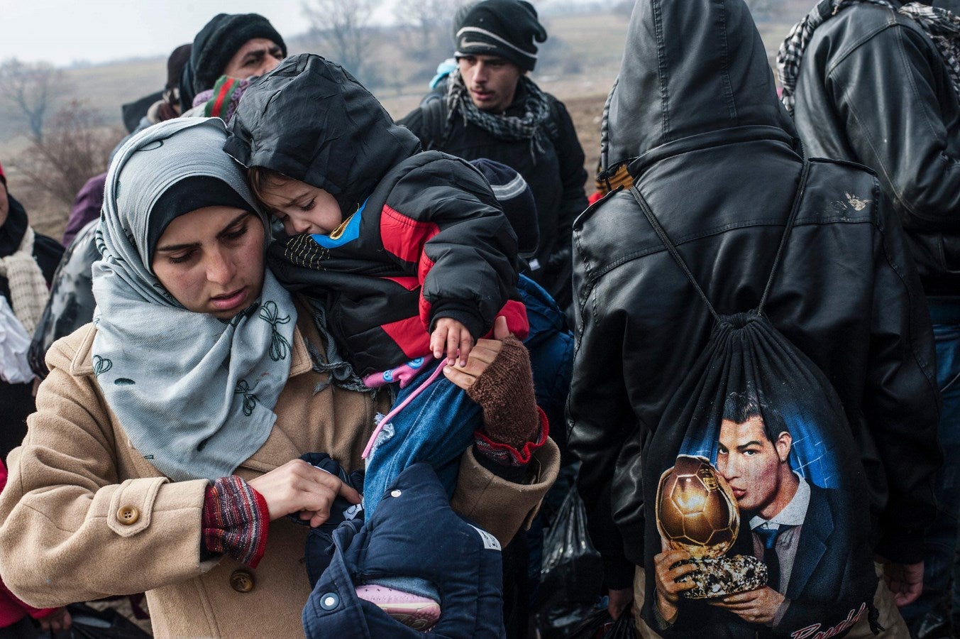 Inmigrantes y refugiados esperan en el control de seguridad después de cruzar la frontera con Macedonia en Serbia, cerca del pueblo de Miratovac.