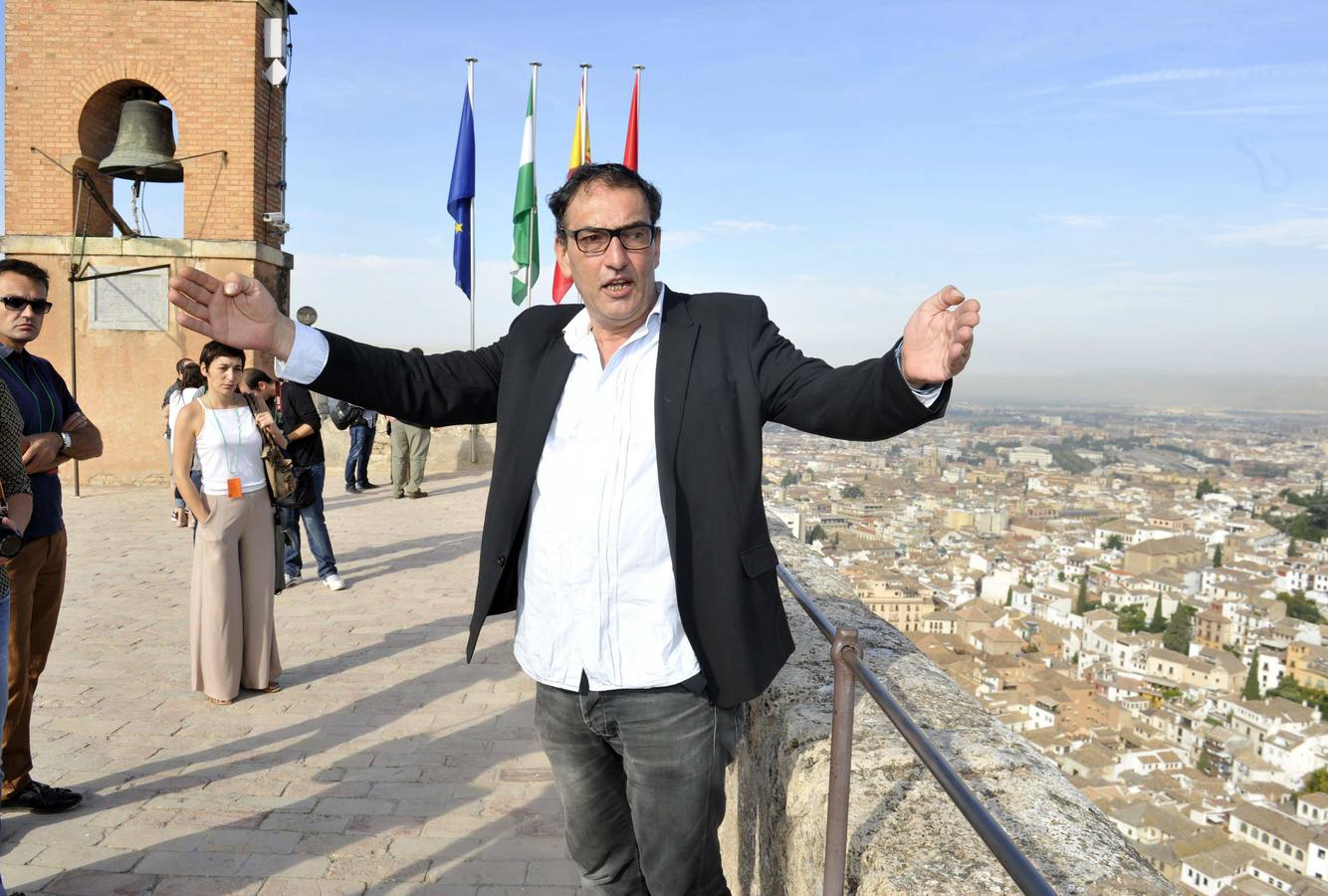 José Luis Serrano posa en la Torre de la Vela de la Alhambra, donde presentó su novela "La Alhambra de Salomón", en septiembre de 2013.