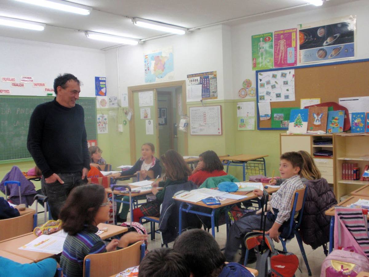 José Luis Serrano enseña a los alumnos del CEIP Fuentenueva la importancia de la lectura durante la celebración del Día de la Lectura, en diciembre de 2013.