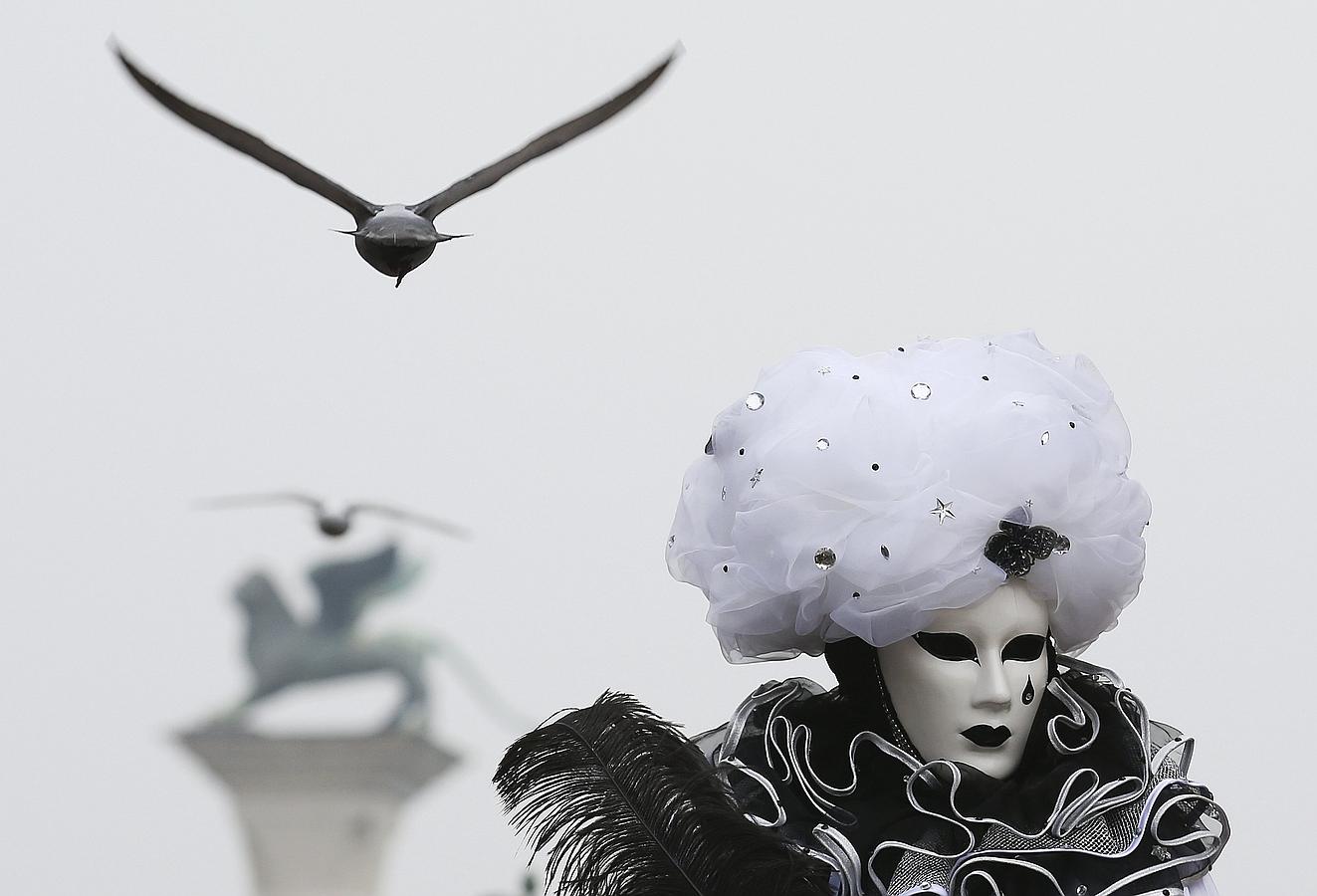 Un enmascarado posa en Piazza San Marco durante el Carnaval de Venecia.