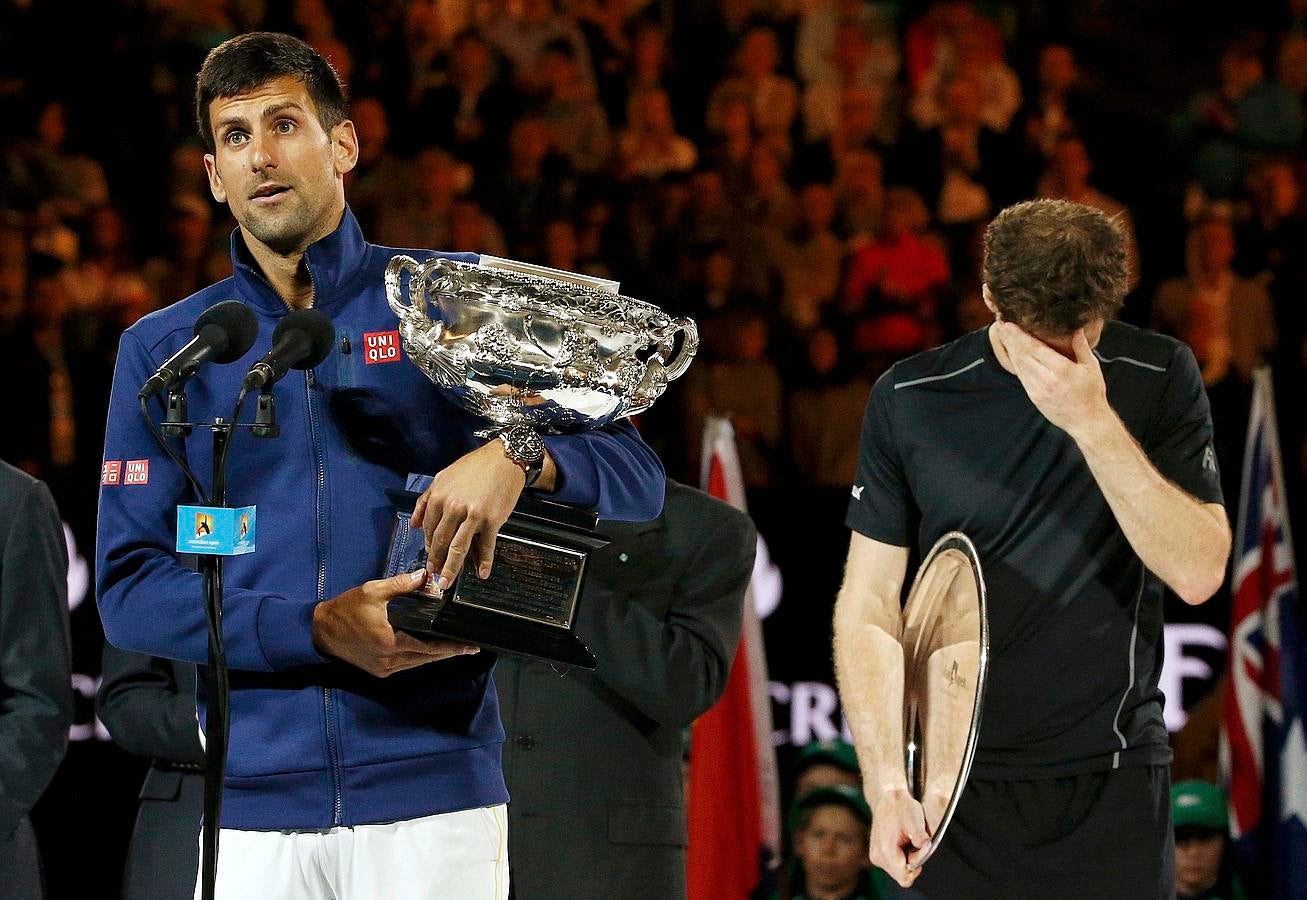 El británico Andy Murray emocionado, mientras Novak Djokovic de Serbia (L) habla. Después de que Djokovic ganara el partido final en el torneo de tenis Abierto de Australia en Melbourne Park, Australia.