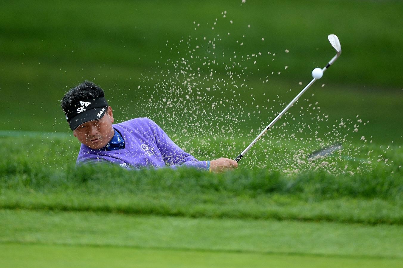 K.J. Choi, de Corea del Sur realiza un fuera de un bunker en el hoyo 1 durante la ronda final del Farmers Insurance Open en Torrey Pines del Sur en San Diego, California.