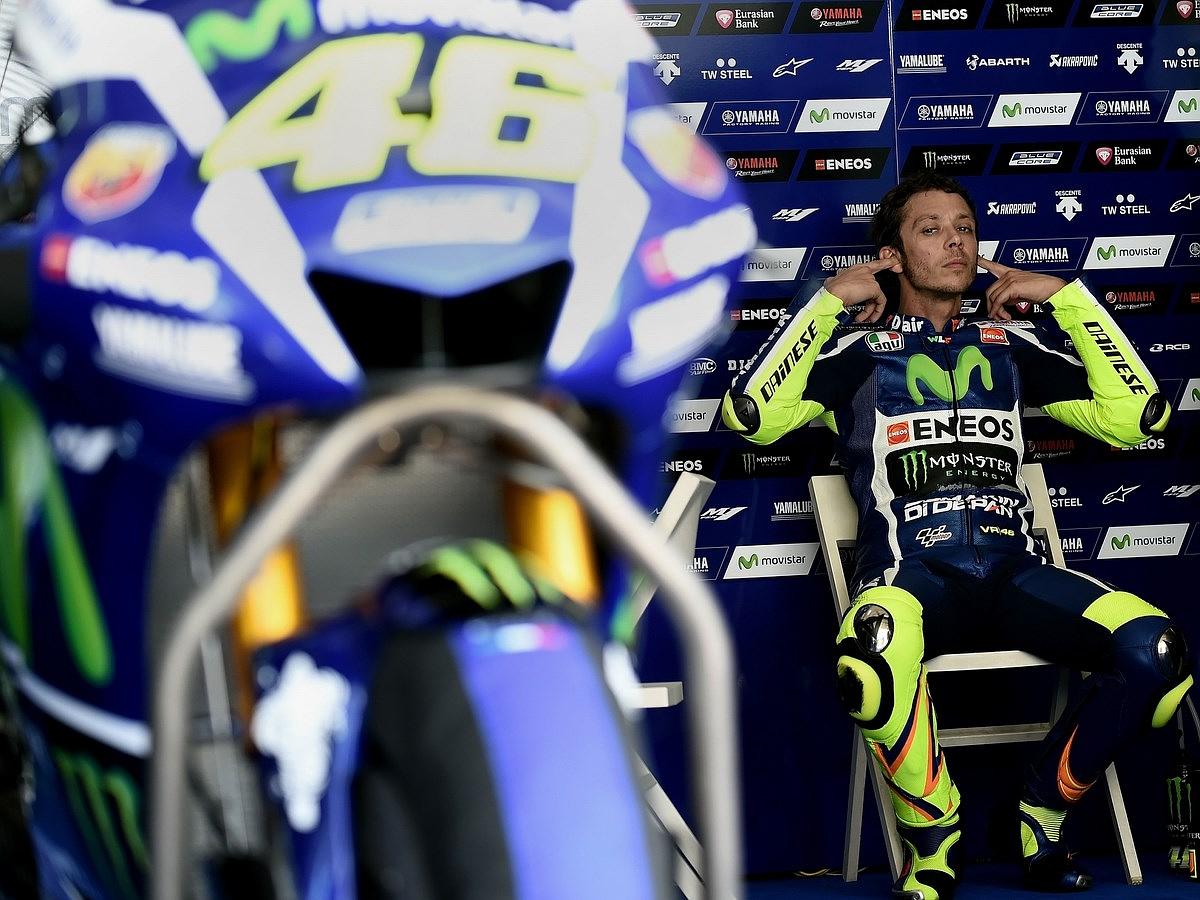 El piloto Valentino Rossi toma un descanso durante el primer día de test de pretemporada  de MotoGP 2016 en el circuito internacional de Sepang .