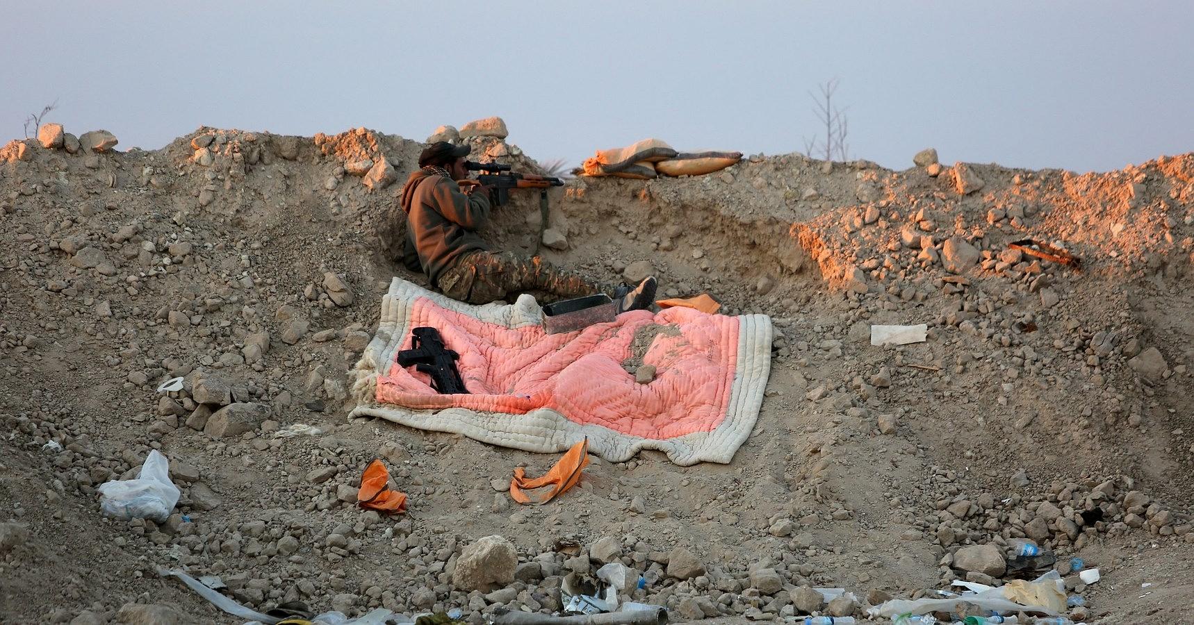 Un francotirador pro-gobierno iraquí apunta durante los enfrentamientos con Estado Islámico (IS), en las afueras del este de Ramadi, capital de la provincia de Anbar.