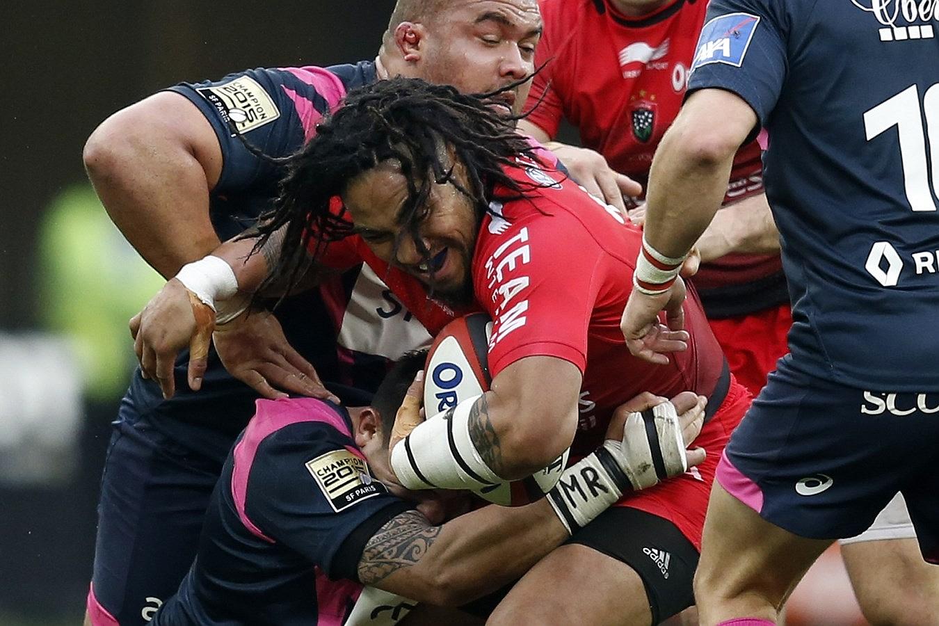 El Centro de RC Toulon Nueva Zelanda Ma'a Nonu (C) es abordado durante el partido del Top 14 Unión de Rugby francés Toulon vs Stade Français en el estadio Allianz Riviera en Niza, el sureste de Francia.