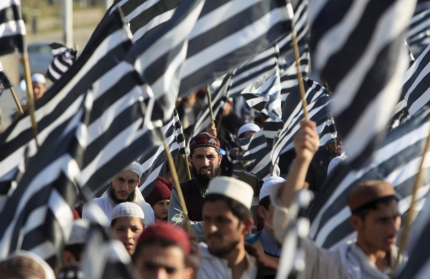 Los partidarios del partido religioso Jamiat Ulema-e-Islam (JUI) escuchar a sus líderes hablan durante una reunión para marcar el Día Solidario de Cachemira, en Islamabad, Pakistán.