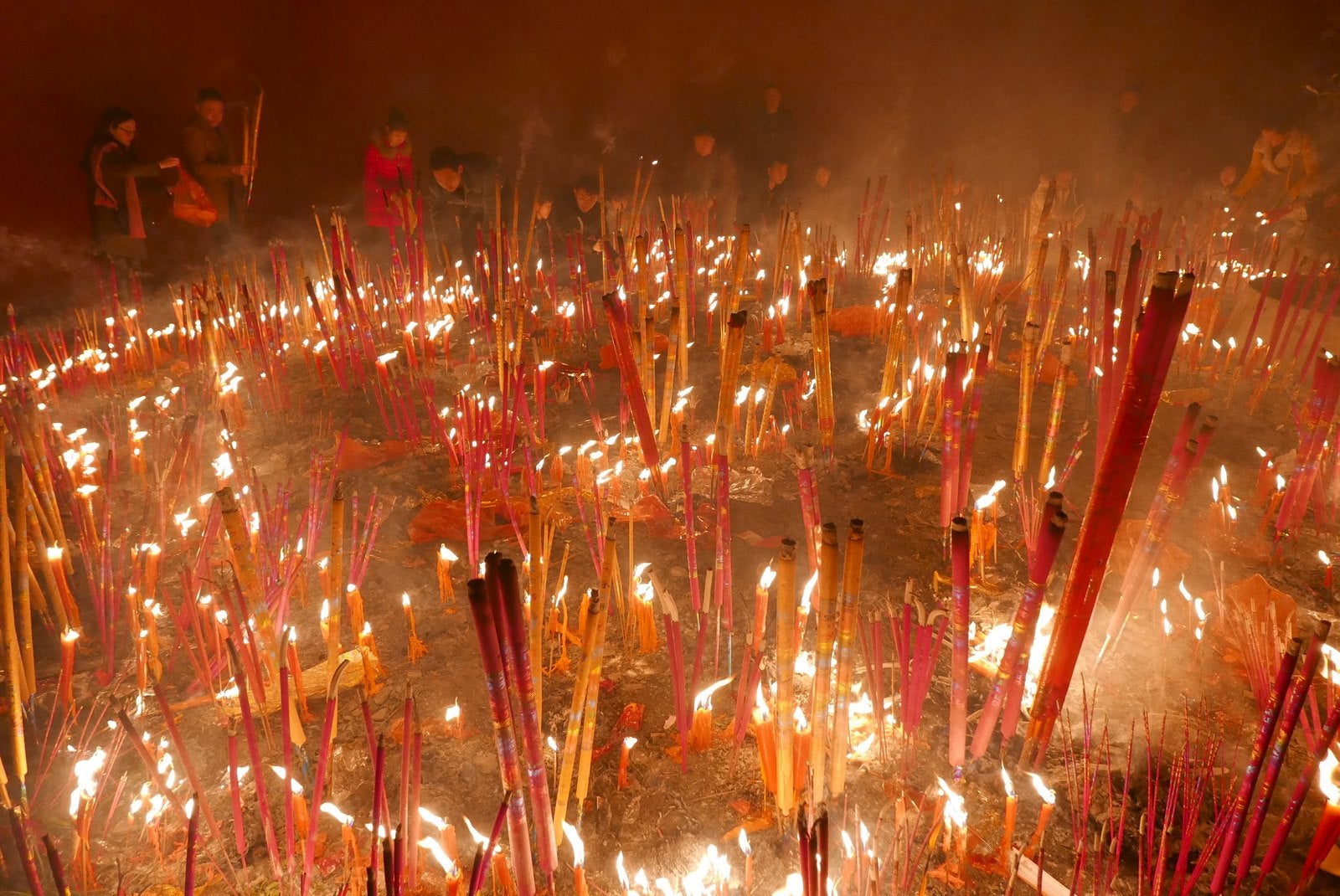 La gente quema incienso mientras rezan para la buena fortuna en el primer día del Año Nuevo Lunar chino, en un templo en Chengdu, provincia de Sichuan.