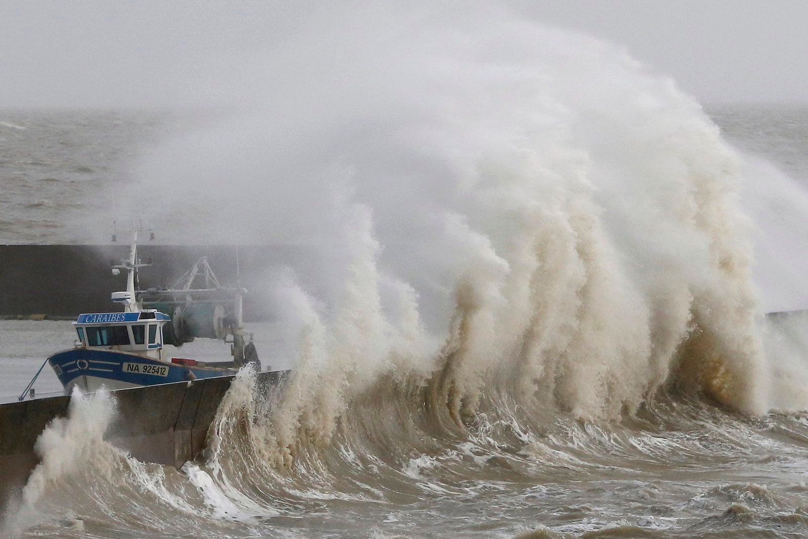 Puerto pesquero de Pornic, Francia, como una tormenta con fuertes vientos golpea la costa francesa Atlanitic.