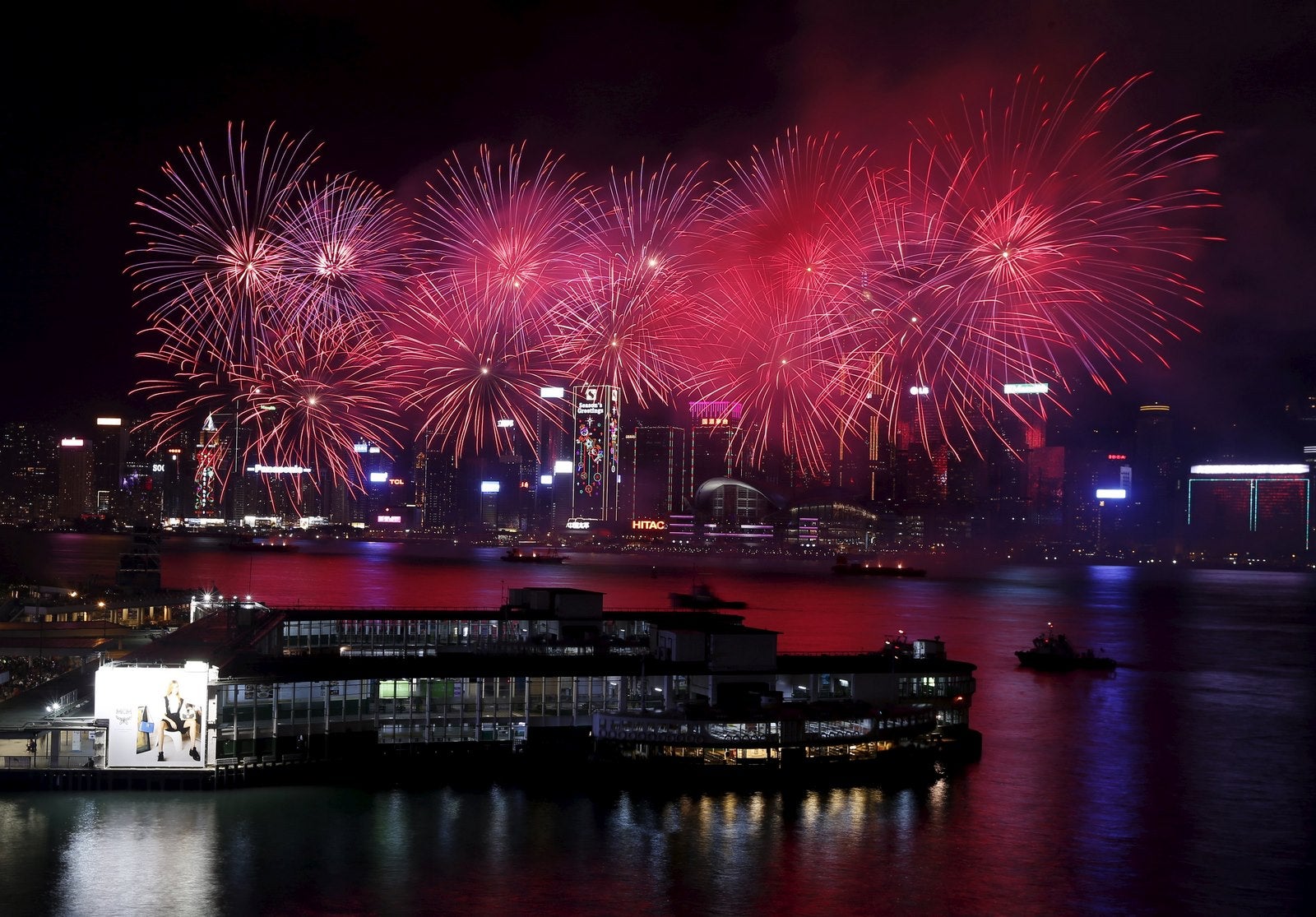 Fuegos artificiales sobre el puerto Victoria de Hong Kong, China.