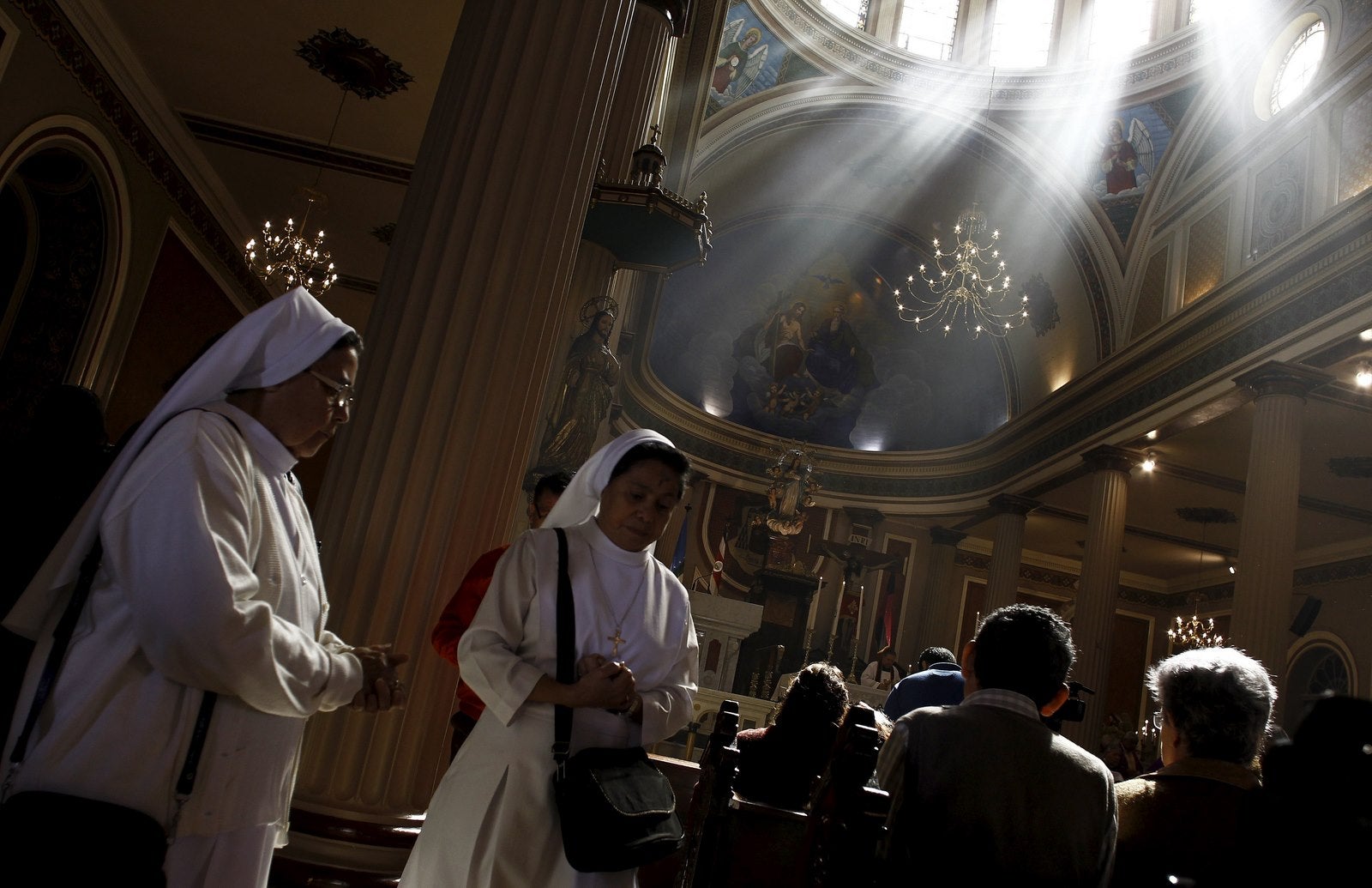 Monjas asistir a una misa durante el tradicional Miércoles de Ceniza, en la Catedral Metropolitana de San José, Costa Rica.
