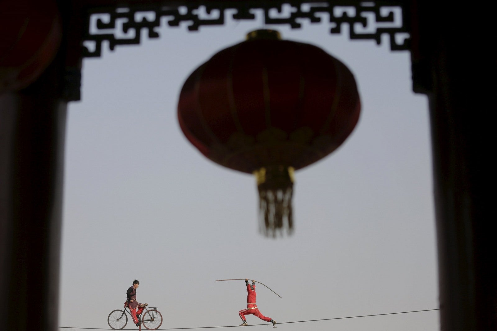 Acróbatas realizan en la cuerda floja en el Año Nuevo Lunar chino, en Beijing, China.