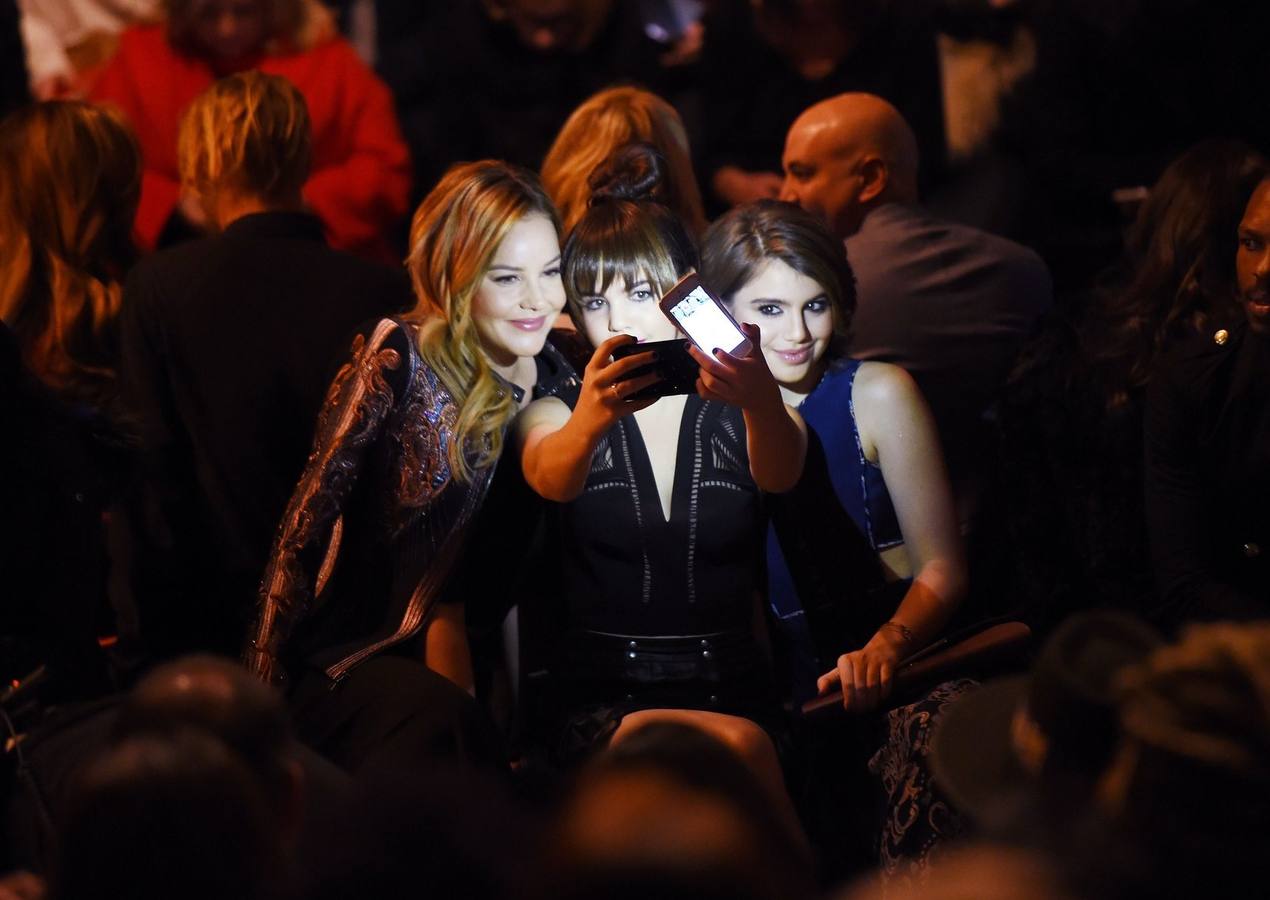 Las actrices Abbie Cornish, Bailee Madison y Sami Gayle toman una autofoto durante la New York Fashion Week en el arco, Tragaluz en la estación de Moynihan, en nueva york.