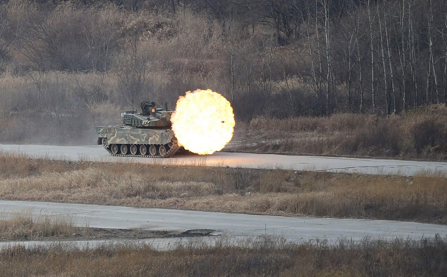 Un tanque K-2 del ejército de Corea del Sur durante un ejercicio con fuego real en un campo de entrenamiento de tiro en Yangpyeong, Corea del Sur.