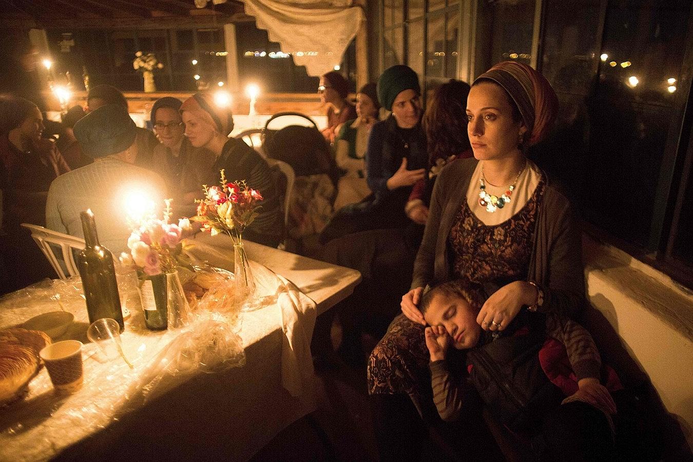 Las mujeres judías ultra-ortodoxas comparten una cena a la luz de las velas para celebrar el ritual judío de "Sheva Berajot" (las siete bendiciones), también conocidas como las bendiciones de la boda, Kadita un pueblo de la comunidad no reconocida en el norte de Israel.
