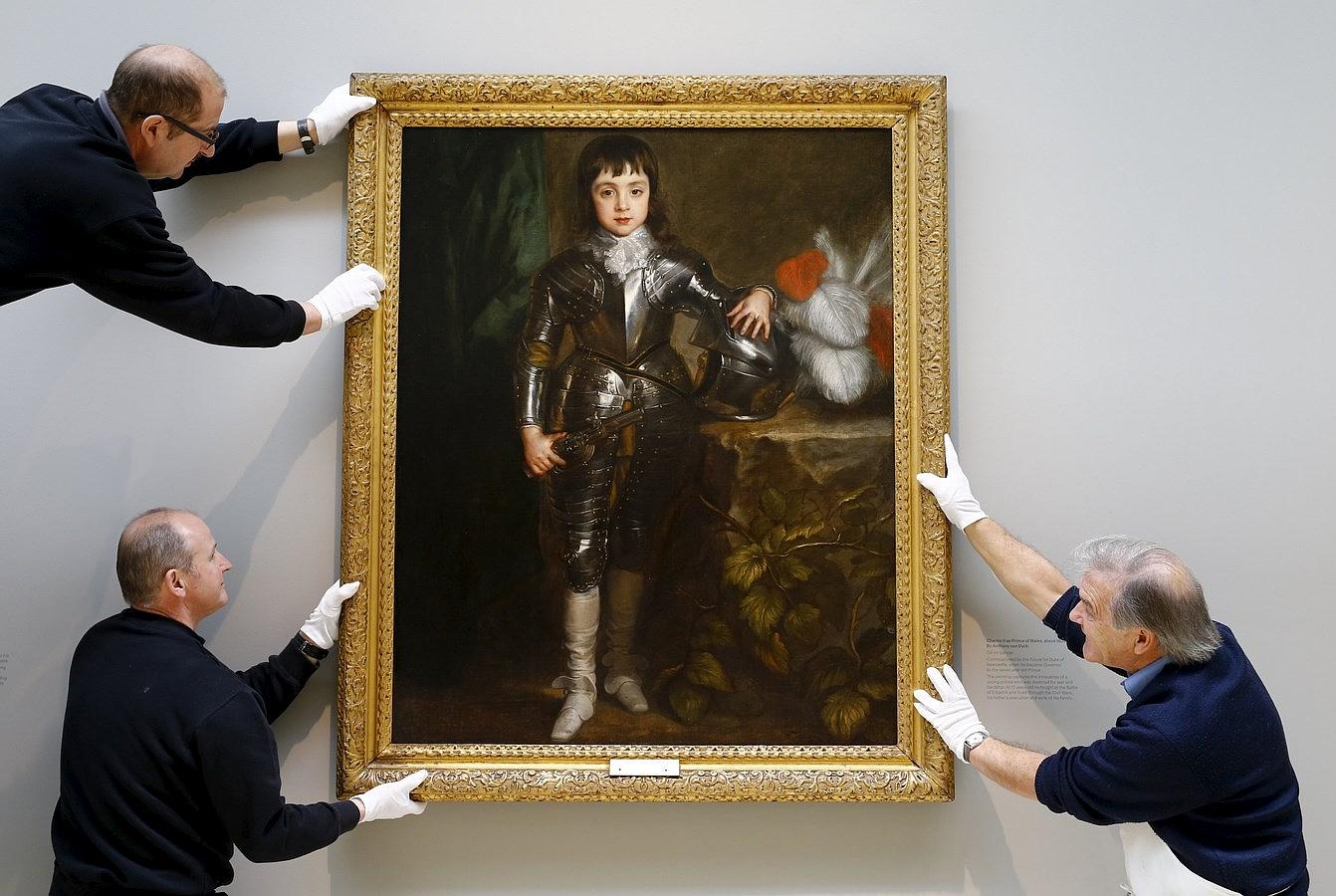 El conservador Stuart Baker (derecha), y los asistentes de la galeria Ian Evans y David Wells (a izquierda) colgando un cuadro de Carlos II como Príncipe de Gales de 1638 de Anthony van Dyck, en la colección de Portland en el Hartley Galería.