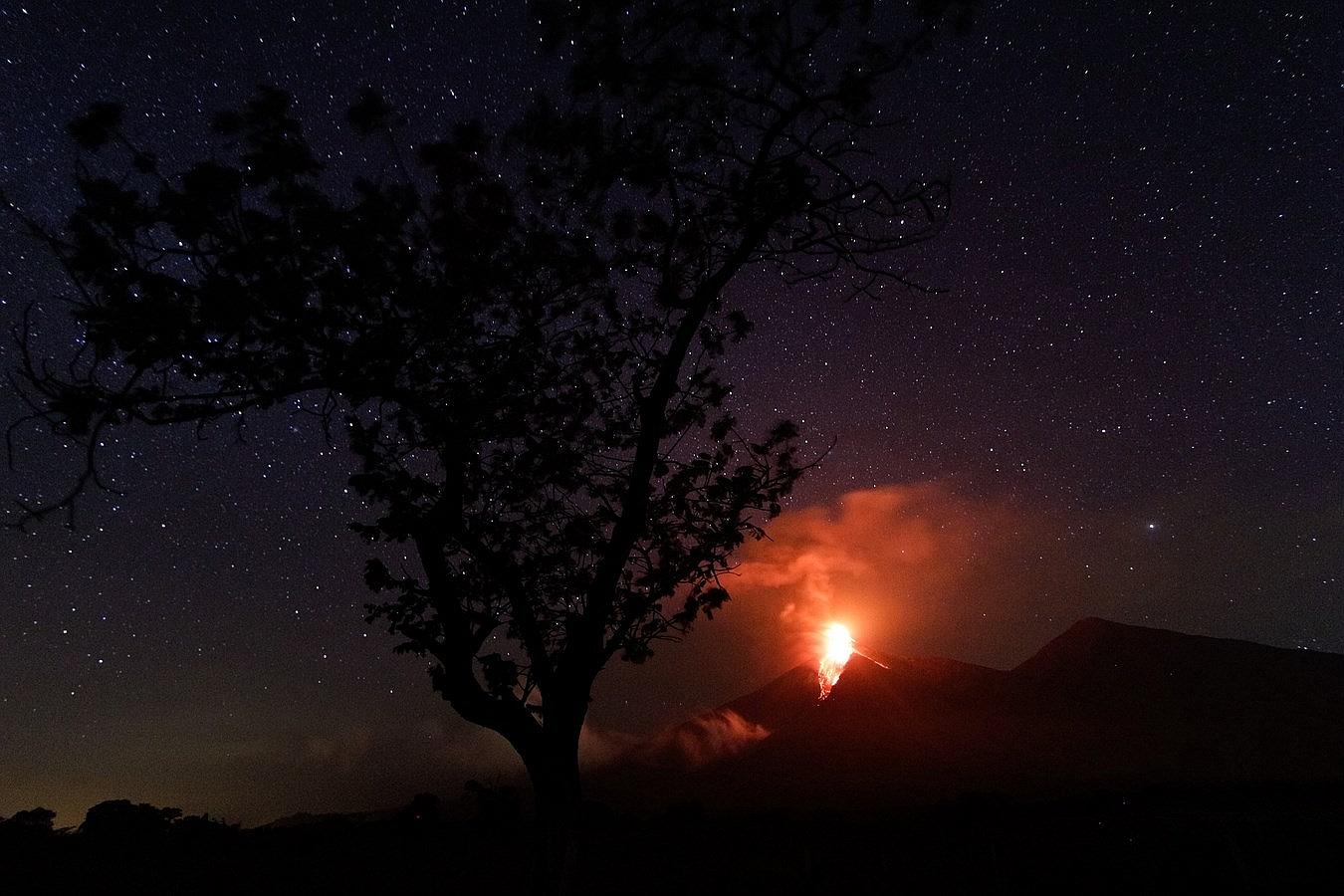 Flujos de lava de volcán durante una erupción visto desde Alotenango, en las afueras de la ciudad de Guatemala, Guatemala.