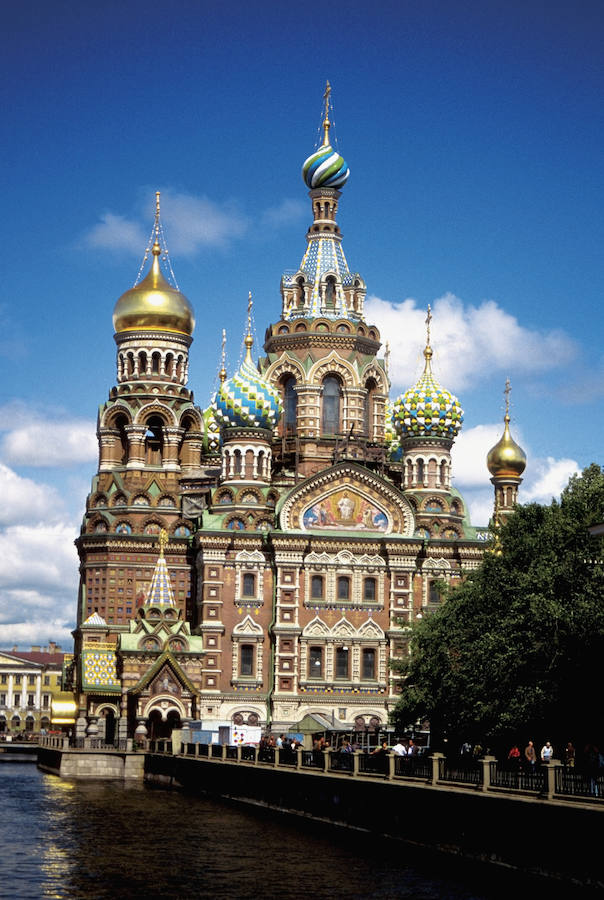 12. El Salvador sobre la sangre derramada. El templo, que se encuentra en San Petersburgo, Rusia, deslumbra con sus torres multicolor, la rica decoración exterior y sobre todo con sus impresionantes mosaicos interiores