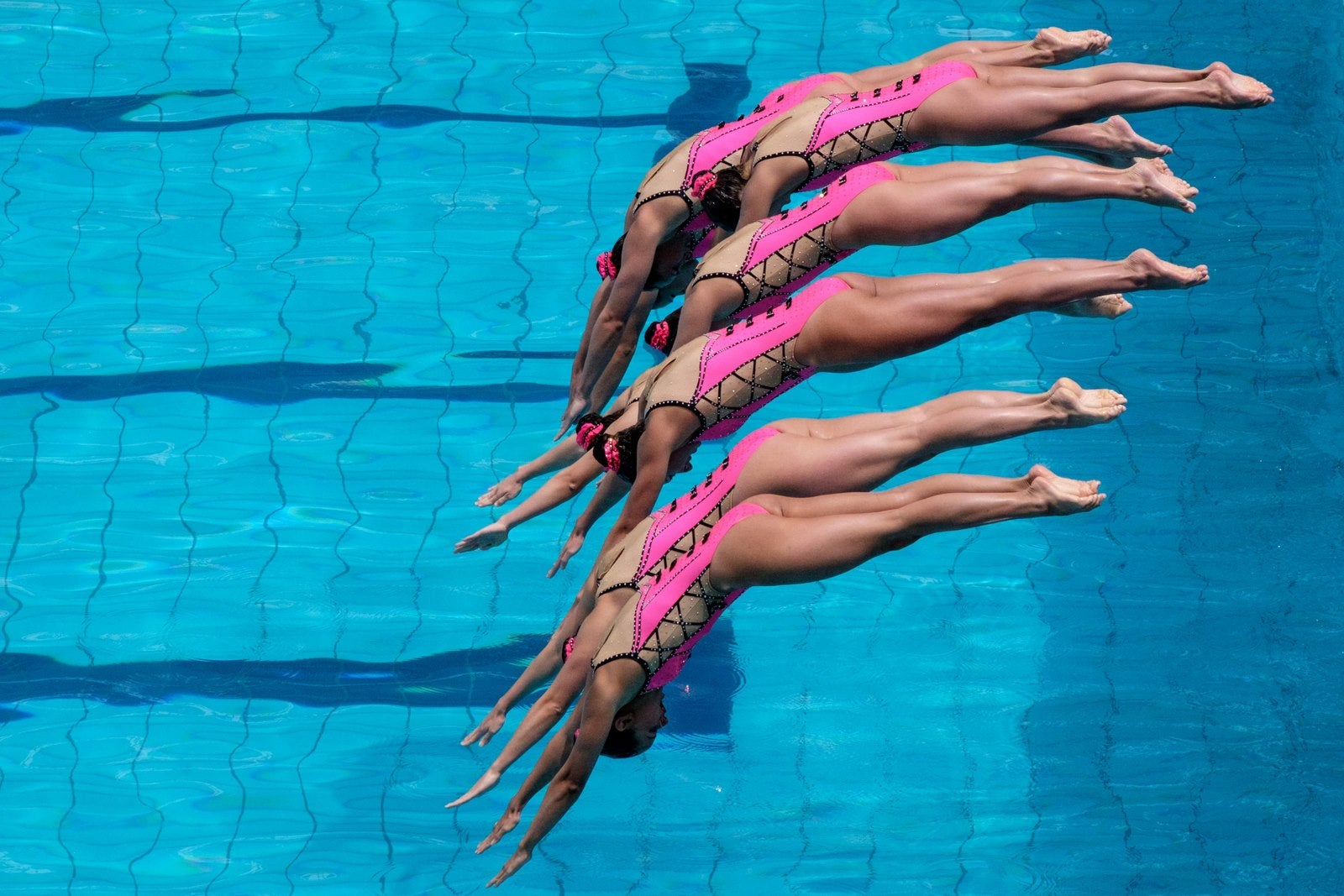 El equipo de natación sincronizada de Francia realiza una técnica de la Clasificación FINA de Natación Sincronizada Juegos Olímpicos en Río de Janeiro, Brasil.