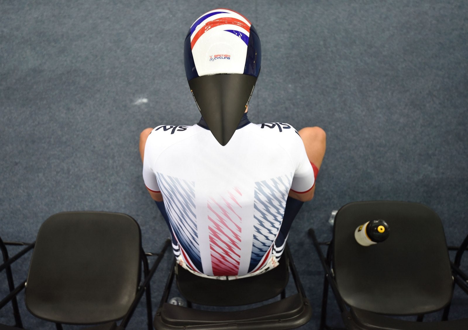 El británico Mark Cavendish espera para comenzar la individual Omnium de Hombres durante el Campeonato Mundial de Ciclismo en Pista de 2016 en el Velódromo de Londres.