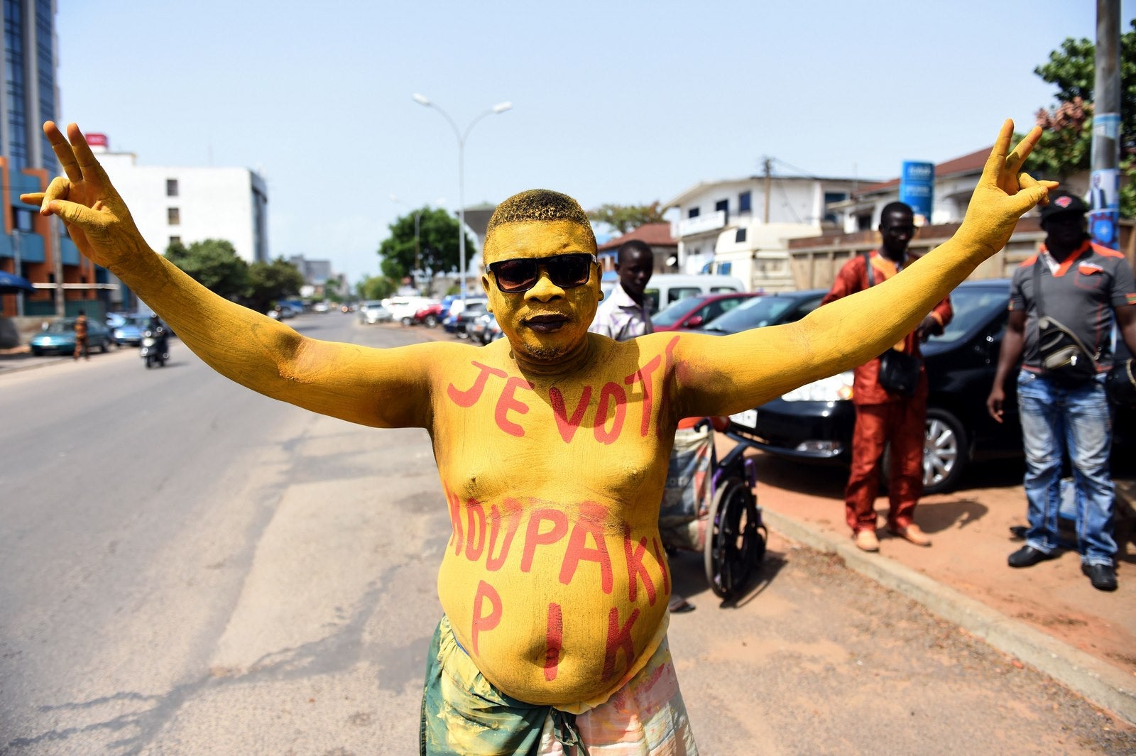 Un partidario pintó su rostro y el cuerpo de color amarillo, el color del partido del ex primer ministro y candidato presidencial Pascal Irénée Koupaki.