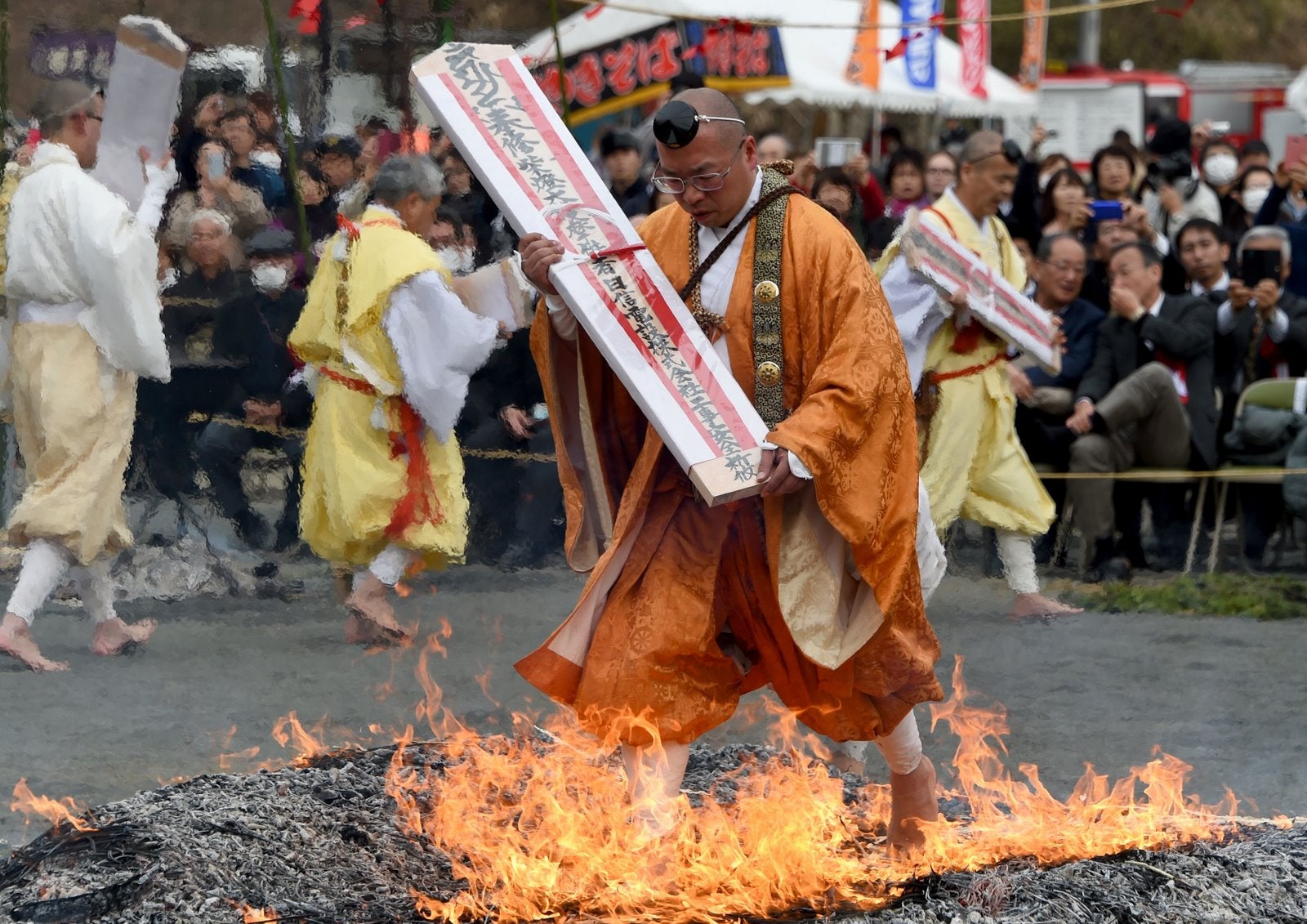 Realización de un talismán, un asceta budista camina descalzo entre las llamas sobre las brasas durante el "Hi-Watari", o ceremonia de caminar sobre el fuego, para anunciar la llegada de la primavera en el templo Fudoji en la ciudad Nagatoro en la prefectura de Saitama.