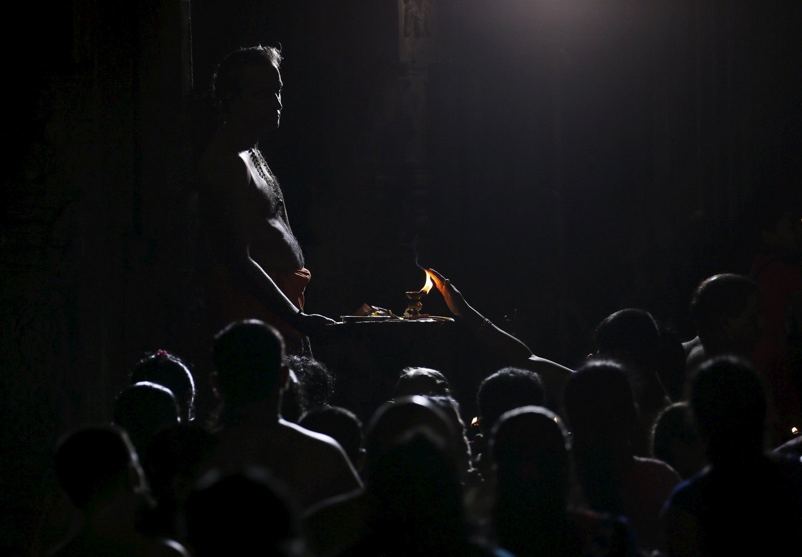 Un sacerdote hindú realiza una bendición para los devotos durante el festival anual de Maha Shivaratri en Shivam Kovil en Colombo