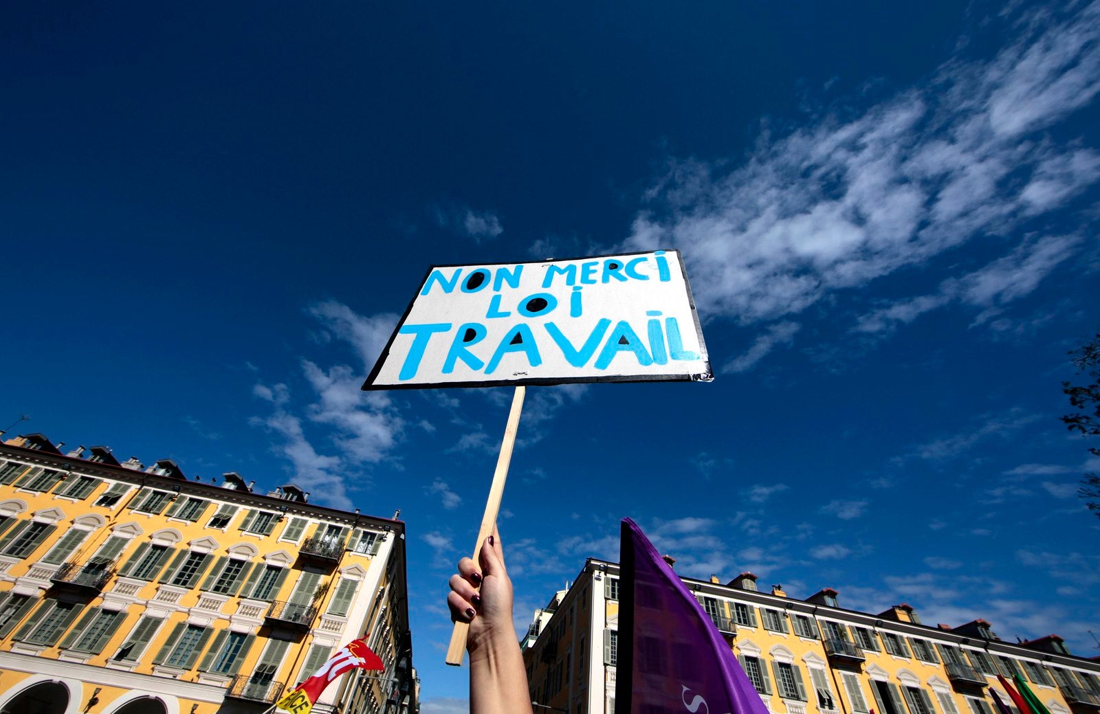 Un estudiante sostiene un cartel durante una manifestación en contra de la propuesta de la legislación laboral francesa en Niza, Francia.