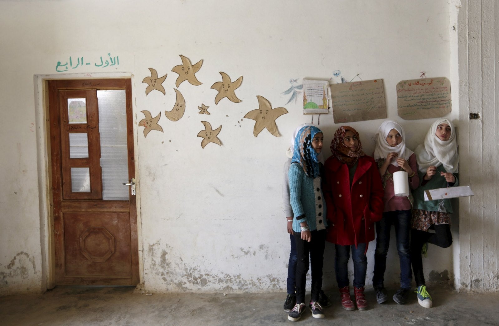 Los estudiantes decoran la Escuela de la Libertad, en la localidad de Al-Tamana, en el campo meridional de Idlib, Siria.